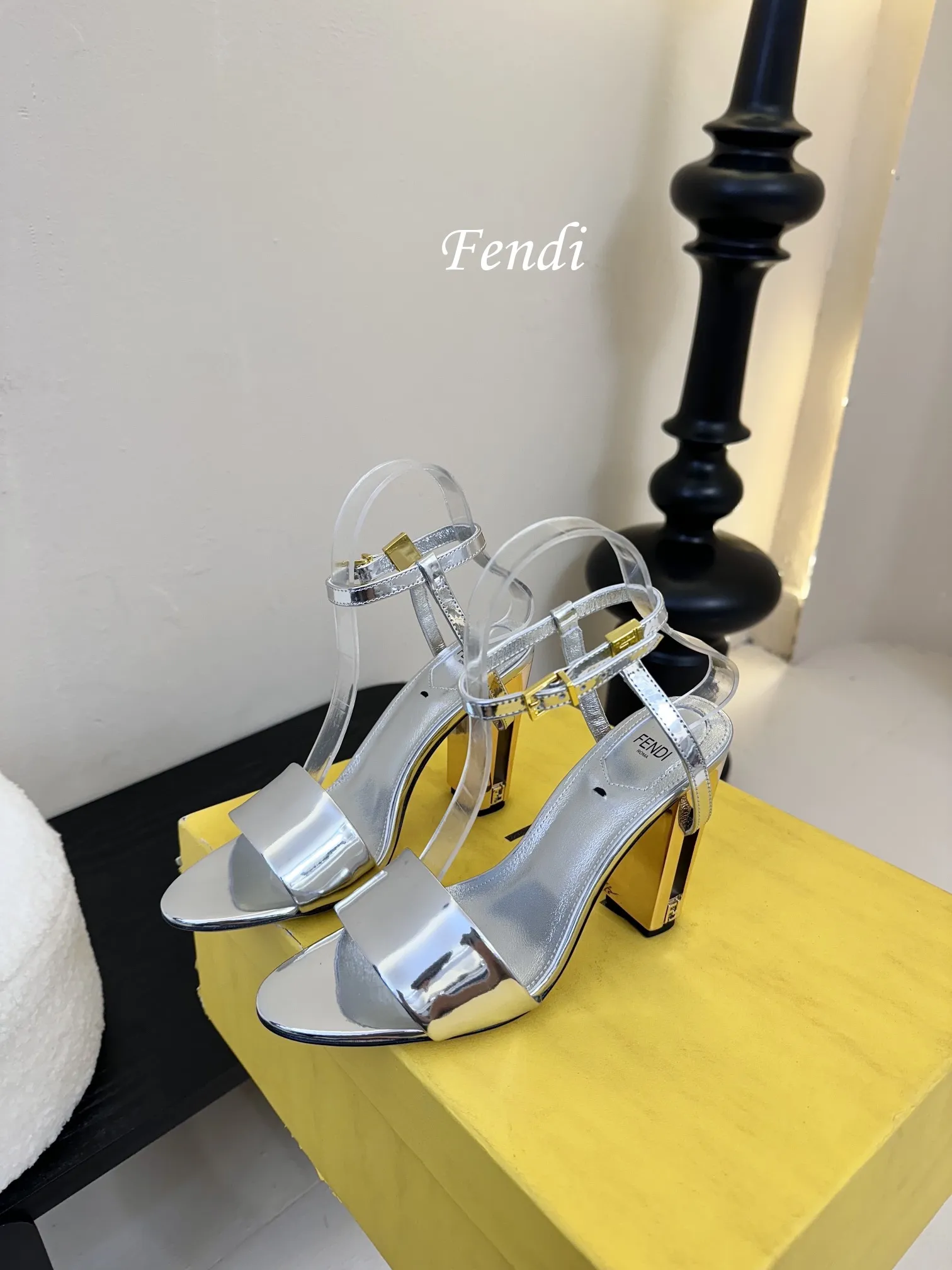 💰265 芬迪𝗙𝗘𝗡𝗗𝗜.❷4 冬季走秀主推系列,新品上线,芬迪家具桌脚设计灵感改创于今年秀场的主推系列鞋履。 各界知名网红、模特明星、名媛首选品牌,最喜欢的高定版本镂空立体 电镀高跟, 【电锈珠片与金属材料制作工艺。】 这个春夏不得不入手的一双高定鞋履, 珠片与金属料+镂空立体电镀高跟+经典大众圆头鞋形,集性感 当季新品,众所周知,Fendi鞋子永远设计为高级感满满的,高端大气上档次且百搭永不过时,时尚潮流追随的脚步却无法落下,每个小女子一生都必须拥有一双F家时装跟鞋。 💪💪💪💪💪💪💪💪💪💪💪 🔰面料:电锈珠片与金属材质。 🔰大底采用高真原色意大利牛皮底,10cm高跟。 🔰内里和垫脚为意制混种绵羊皮。👠 🔰size:35/39(34 40 41 42订做)。