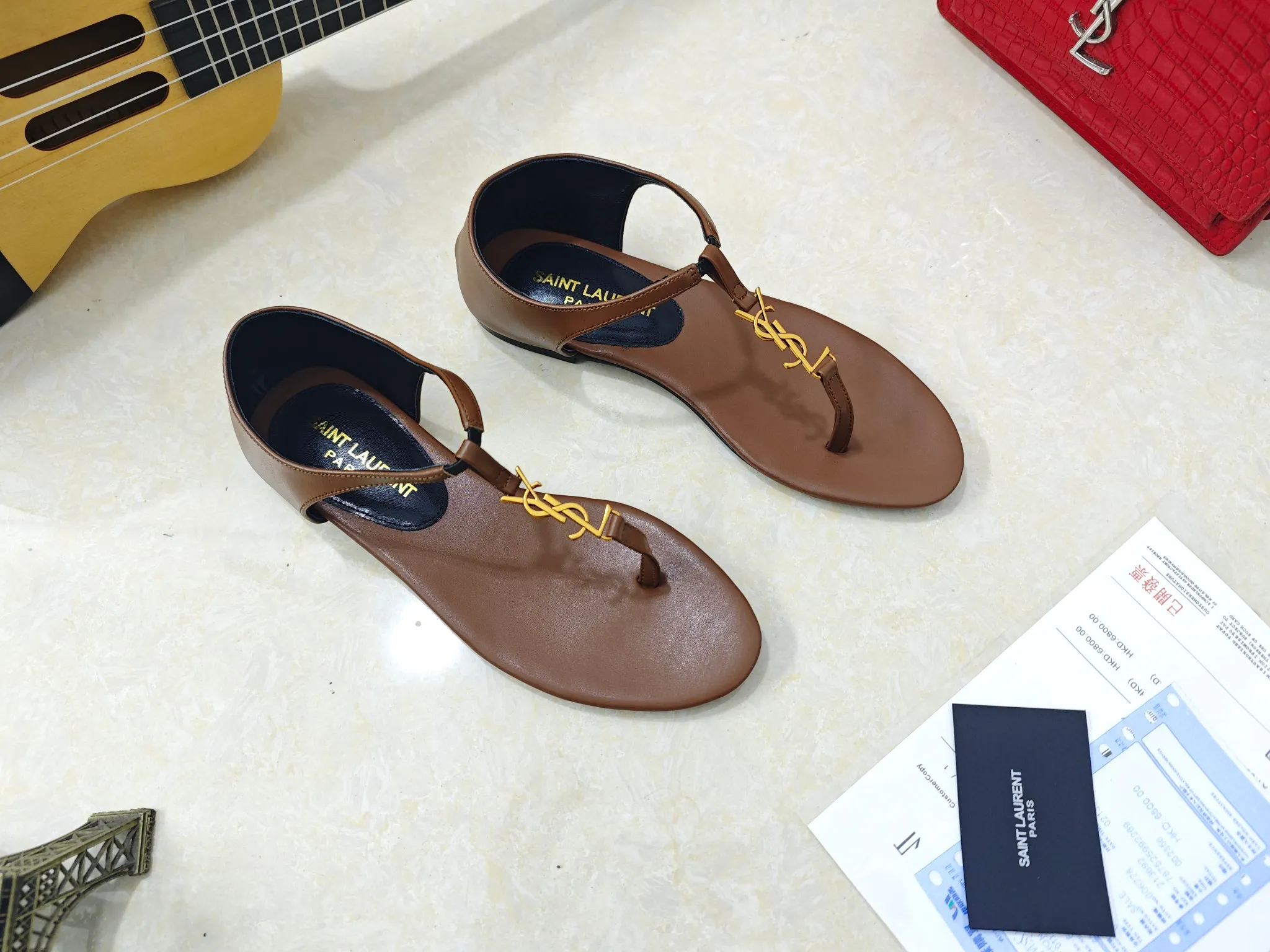 💰240【Saint Laurent】圣罗兰、平板夹脚凉鞋💃2025早春专柜同步最新款、YSL、Logo字母钻扣装饰👠 经典上乘美艳力作 专柜最火春夏系列 兼备气质 时尚 经典耐看的设计风格 😌上脚效果特别美〰️饰扣金色扣，材料采用🇮🇹意大利进口小黑牛，黑漆皮，卡其色经典工艺，、内里、垫脚；绵羊皮、 码数34-41码（34.41./42要定做，不退换）大底；进口真皮大底、配专柜全套包装
