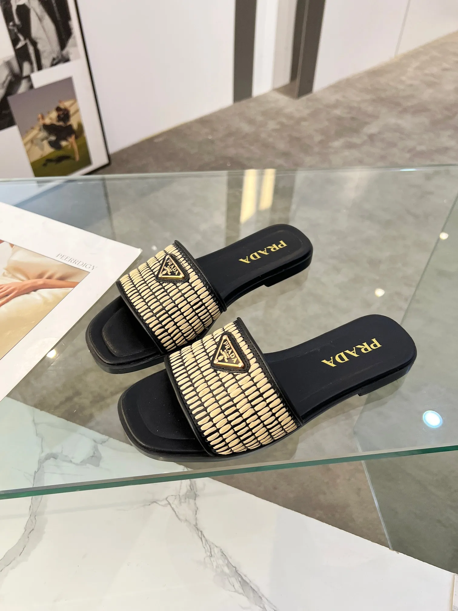 25ss普拉达🔥爆款抢先上。经典三角标系列。纯人工编制pp草，35-42码。橡胶底￥180。真皮底200