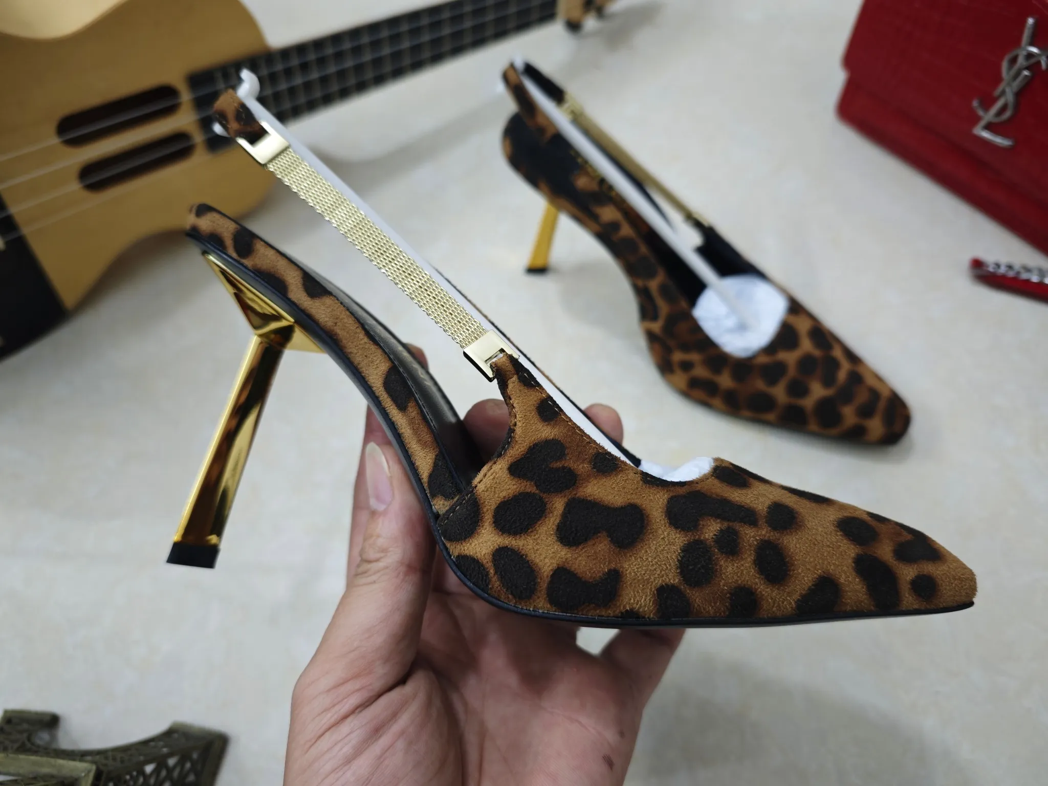 工厂价💰280【Saint Laurent】圣罗兰、高跟ysl字凉鞋💃2024早秋专柜同步最新款、YSL、装饰👠 经典上乘美艳力作 专柜最火春夏系列 兼备气质 时尚 经典耐看的设计风格 😌上脚效果特别美〰️,材料采用🇮🇹意大利进口小黑牛,进口黑漆皮、内里、垫脚;绵羊皮、细跟凉鞋,码数35-41码(34.41.42要定做,不退换)大底;进口真皮大底、配专柜全套包装