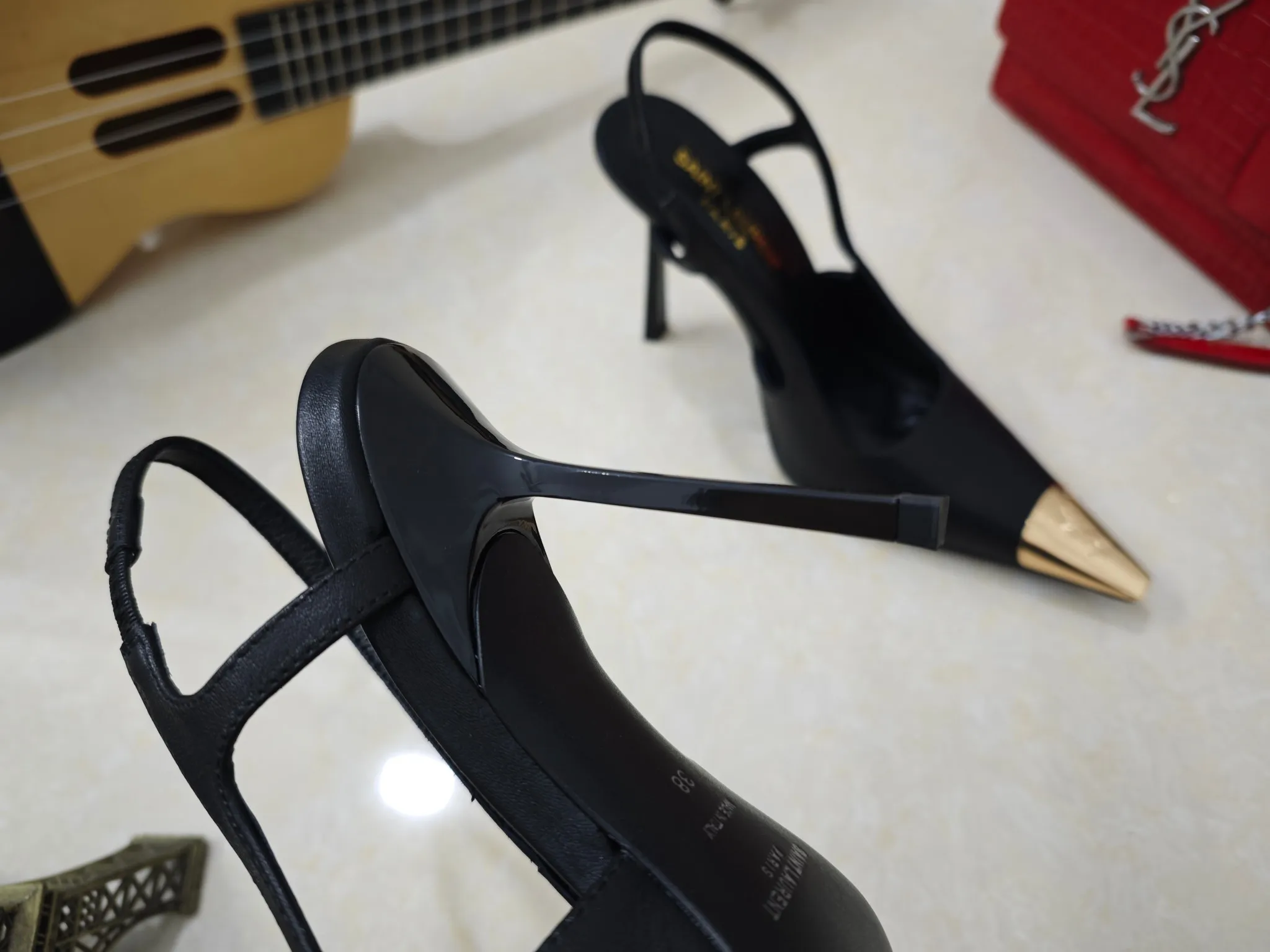 工厂价💰260【Saint Laurent】圣罗兰、高跟ysl字凉鞋💃2024早秋专柜同步最新款、YSL、装饰👠 经典上乘美艳力作 专柜最火春夏系列 兼备气质 时尚 经典耐看的设计风格 😌上脚效果特别美〰️,材料采用🇮🇹意大利进口小黑牛,进口黑漆皮、内里、垫脚;绵羊皮、平跟单鞋,码数35-41码(34.41.42要定做,不退换)大底;进口真皮大底、配专柜全套包装