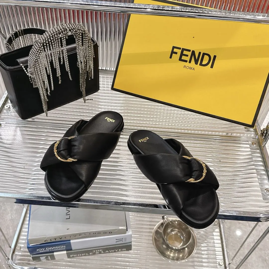 💰210元!Fendi 25ss 芬迪系列平底拖鞋 每年必备FF拖今年还加了新的系列,美到无法言喻 绝好的穿着舒适感可是经典必备,各种风格搭配都Hold的住! ▪面料:羊皮 ▪内里:羊皮 ▪跟高:平底/3cm ▪鞋底:原版真皮大底 ▪Size:35-39(40.41定做)