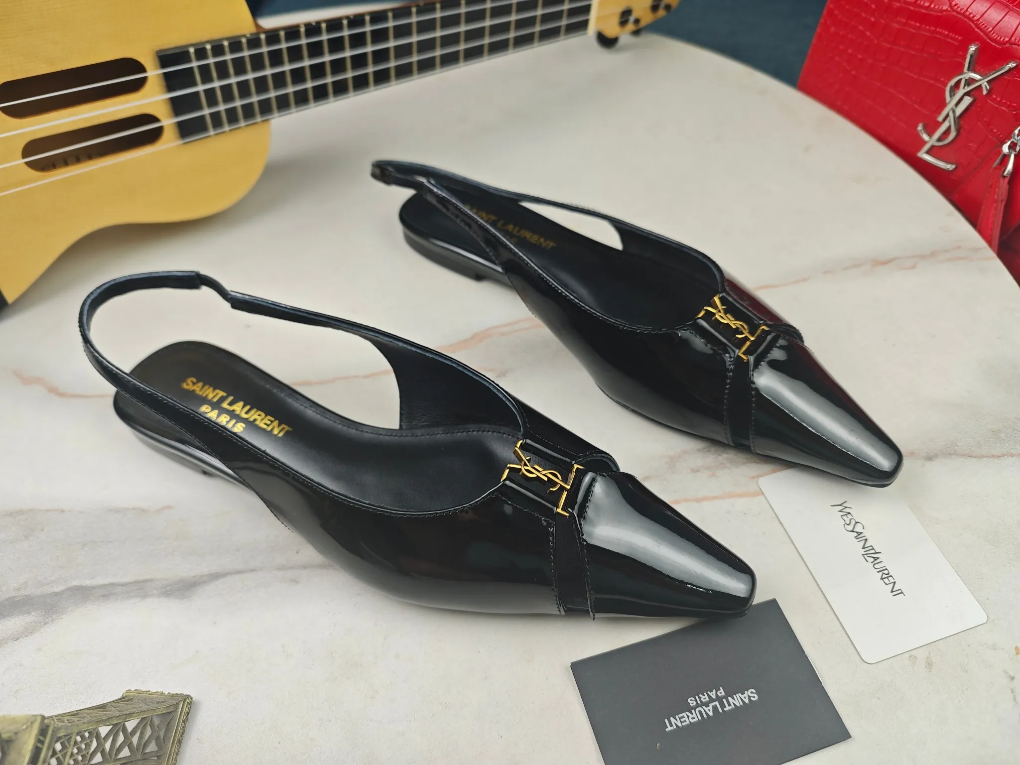 工厂价💰250【Saint Laurent】圣罗兰、平跟ysl字凉鞋💃2024早秋专柜同步最新款、YSL、装饰👠 经典上乘美艳力作 专柜最火春夏系列 兼备气质 时尚 经典耐看的设计风格 😌上脚效果特别美〰️,材料采用🇮🇹意大利进口小黑牛,进口黑漆皮、内里、垫脚;绵羊皮、平跟凉鞋,码数35-41码(34.41.42要定做,不退换)大底;进口真皮大底、配专柜全套包装