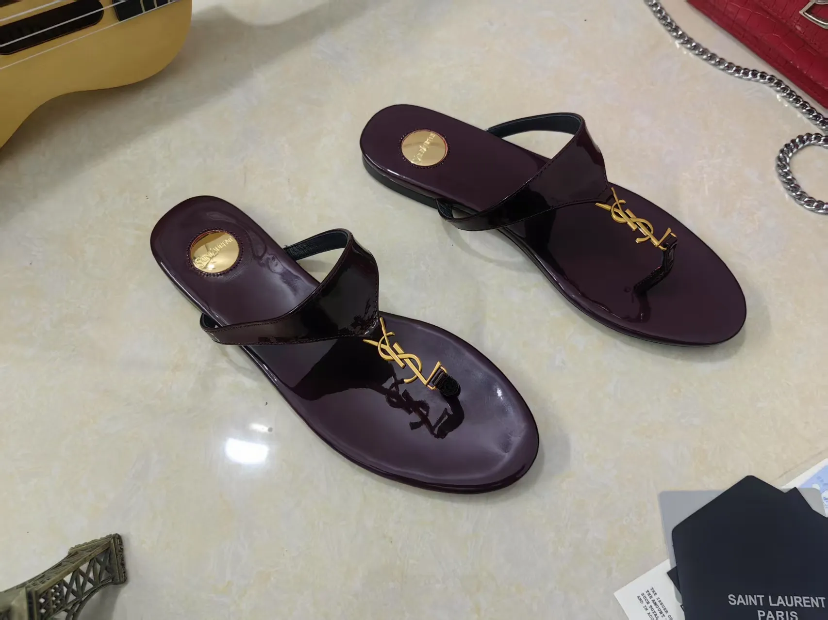 💰220【Saint Laurent】圣罗兰、平板夹脚凉鞋💃2025早春专柜同步最新款、YSL、Logo字母钻扣装饰👠 经典上乘美艳力作 专柜最火春夏系列 兼备气质 时尚 经典耐看的设计风格 😌上脚效果特别美〰️饰扣金色扣，材料采用🇮🇹意大利进口小黑牛，黑漆皮，卡其色经典工艺，、内里、垫脚；绵羊皮、 码数34-41码（34.41./42要定做，不退换）大底；进口真皮大底、配专柜全套包装