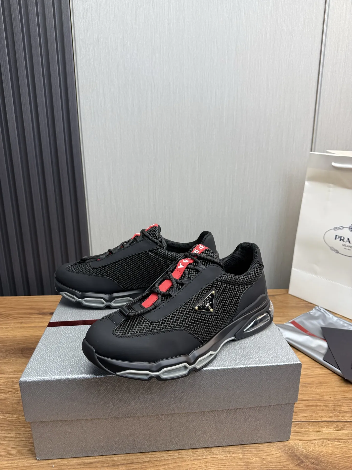 工厂价350💰 【PRADA普拉达】男鞋专柜爆款,高品质出货✔️官网同步 原版进口牛皮配舒适网面+牛皮内里,1⃣️比1⃣️复刻 ,原厂抽空气垫原版底,38-45