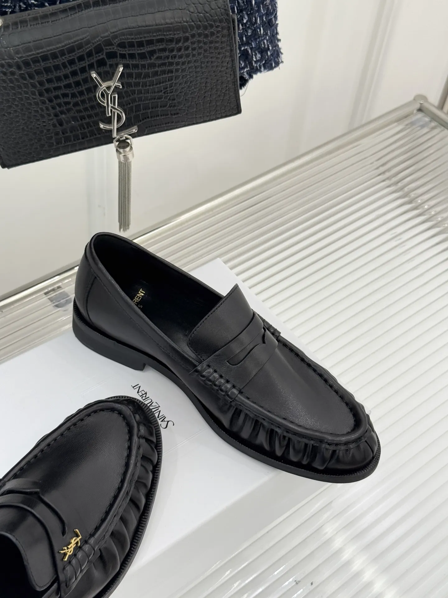 厂价💰男鞋380 Saint Lauren*圣罗兰2025YSL小logo 褶皱情侣款乐福鞋 标志性的小logo是这双鞋的灵魂所在 以低调而精致的姿态呈现于鞋身之上。 不同于张扬的大标识 它安静却醒目 用简洁线条勾勒出YSL独有的时尚DNA 在不经意间透露出品牌的深厚底蕴 鞋头的经典杏仁形设计 巧妙修饰脚型 在视觉上拉长足部线条 彰显优雅与秀气 。 情侣共赴的每一场约会 每一次出行 都因这双鞋的默契加持 成为低调又深刻的风格纪念。 面料采用原版定制皮料 内里垫脚均为羊皮 意大利进口真皮大底 size：女35-39（40/41/42定制） 男38-44（45/46/47定制）