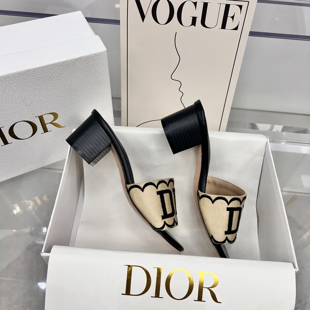 橙子出厂价💰80 Dior 迪奥春夏新款 刺绣字母拼色粗跟拖鞋 一字带中跟凉拖 跟高:4.5CM 码数:35-42