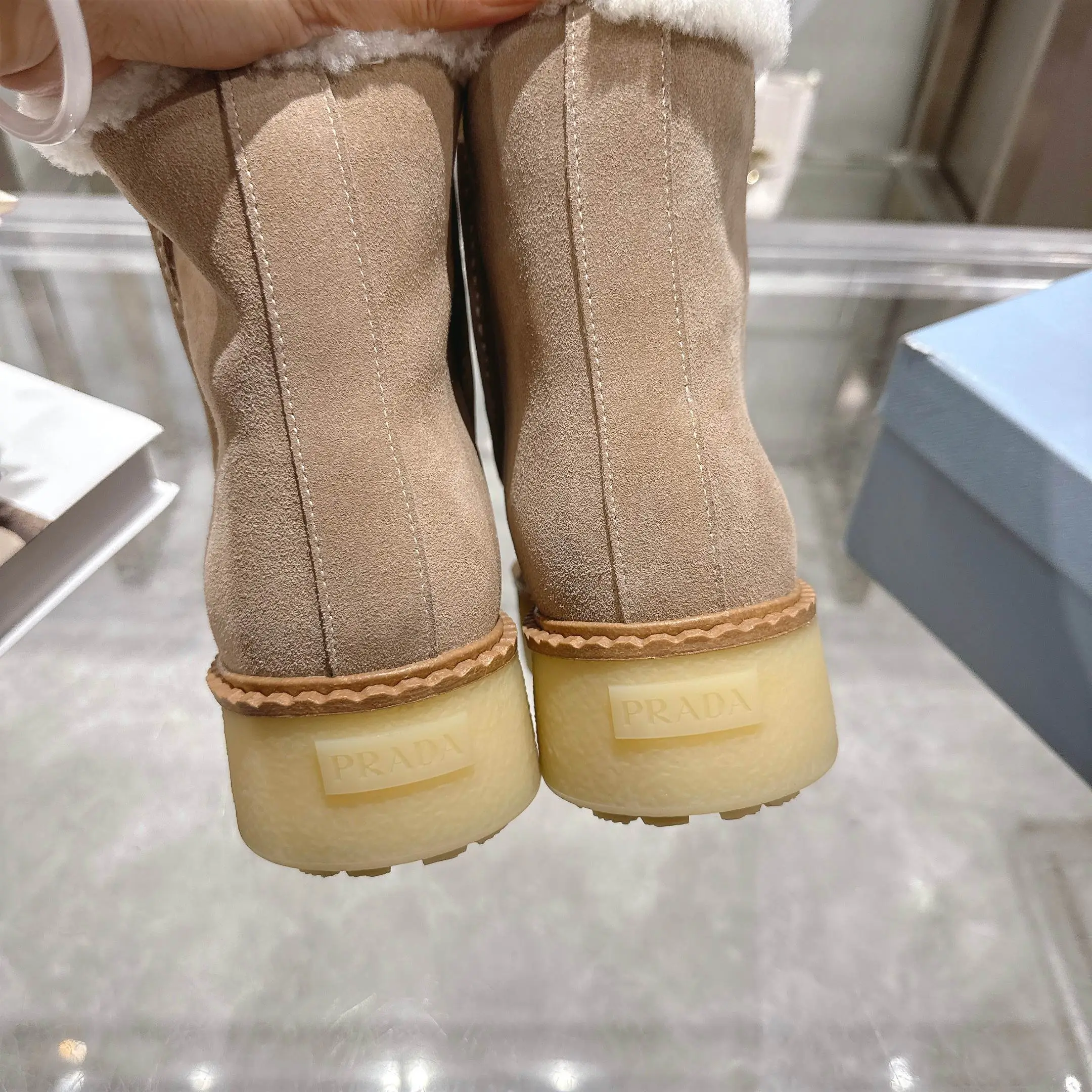 350!最新款普拉达,此款绒面牛皮革短靴结合橡胶厚底与柔软的羊皮毛衬里设计,勾勒利落线条,融入现代细节。 带衬里 涂珐琅三角形金属徽标 靴筒:14厘米 厚底,50毫米 凹凸纹1:1原版大底 凹口沿条 颜色:5 码数:35-42