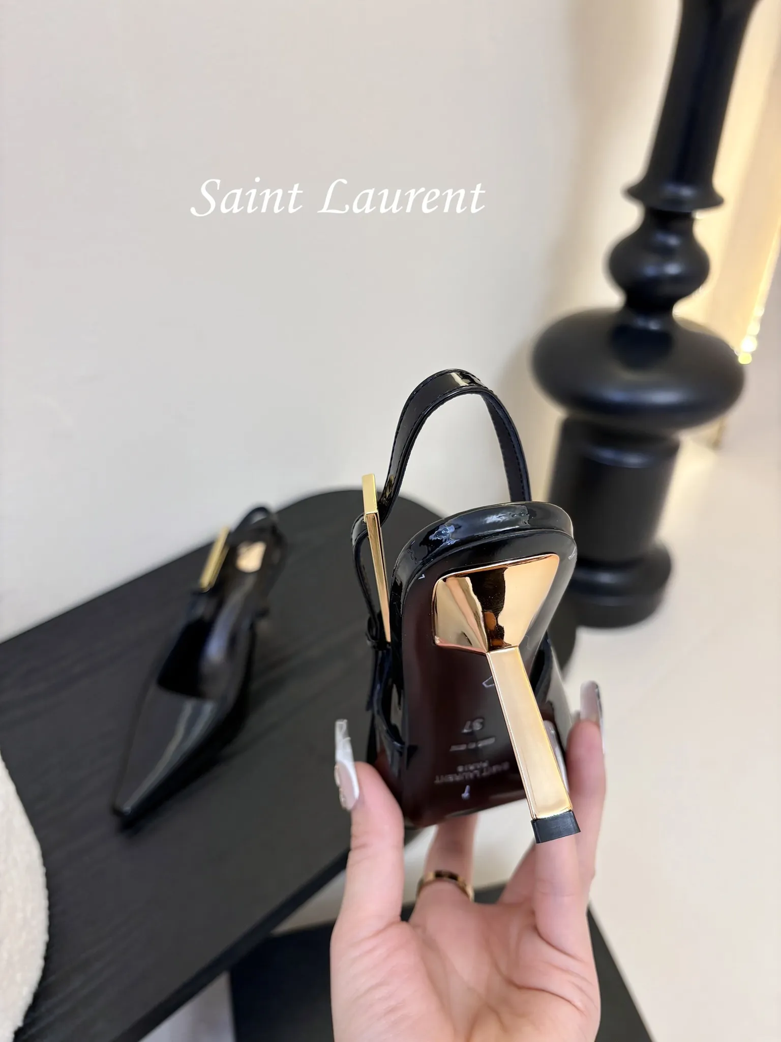 💰270 独家爆品 Saint Lauren* 小金条高跟鞋 依日延续以往的高级和优雅ysl 小金条鞋跟真的太好看啦! Saint Laurent 方形尖头露跟高跟鞋 小金条鞋跟真的充分突显利落极简 年会聚会party必备 秒杀全场款 太吸睛了 鞋面:定制牛漆皮 大底:真皮大底 跟高:6.5CM 码数:35-40(40定制不退换