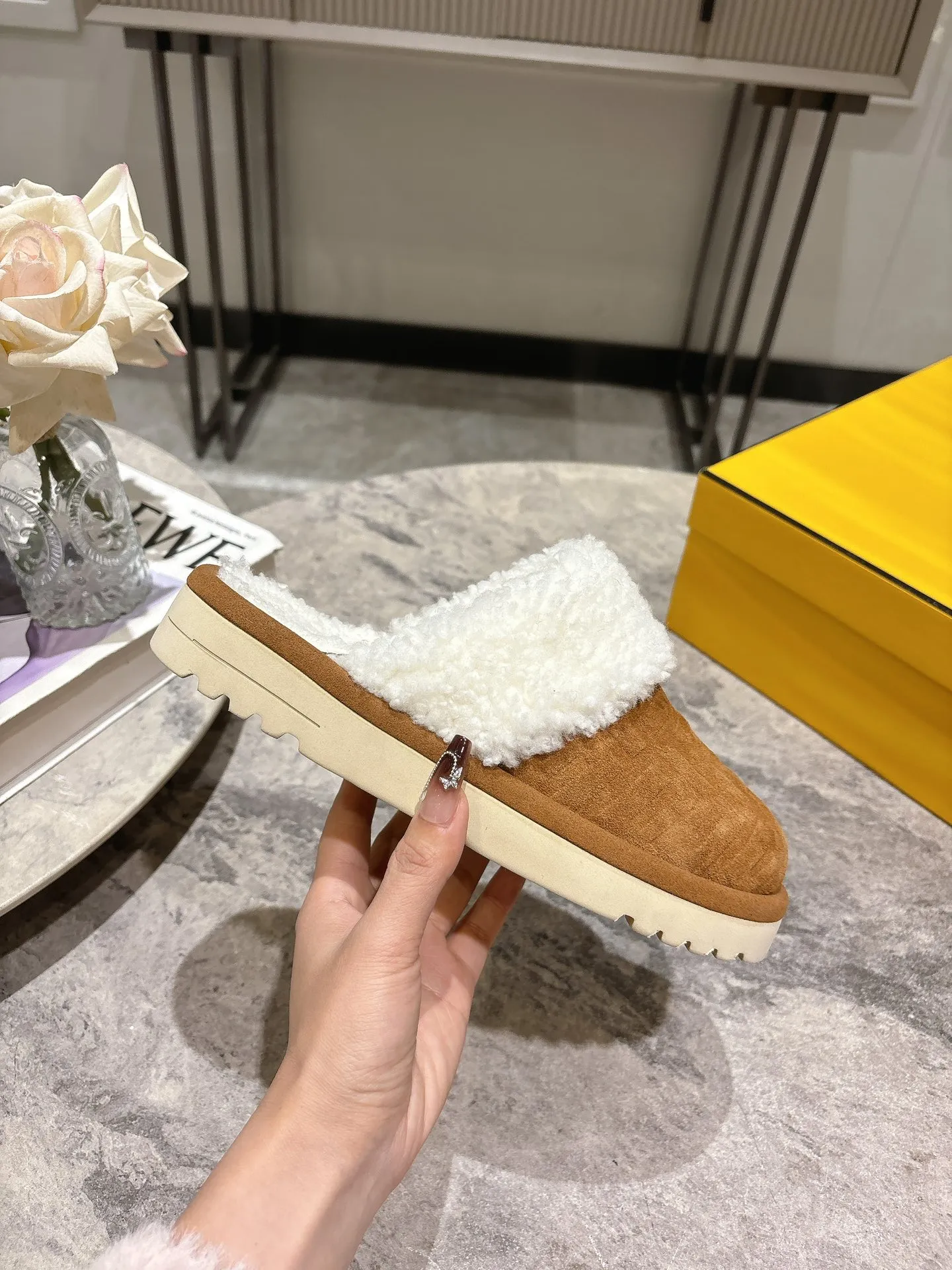 💰280 FENDI芬迪秋冬最新款毛拖 这款拖鞋今年非常爆,FF元素搭配非常时尚 超酷个性非常强!潮派炸街!为数不多的超大牌毛拖 高级级感满满 各大网红明星同款!冬季南方小土豆必备爆款🔥 ⚠面料:进口牛皮面压花 高丝光绒 定制布面 内里真羊毛 独家私模防滑发泡大底 这款鞋子上脚非常舒服,脚感很棒 码数:35-39🐴(40 41定制)