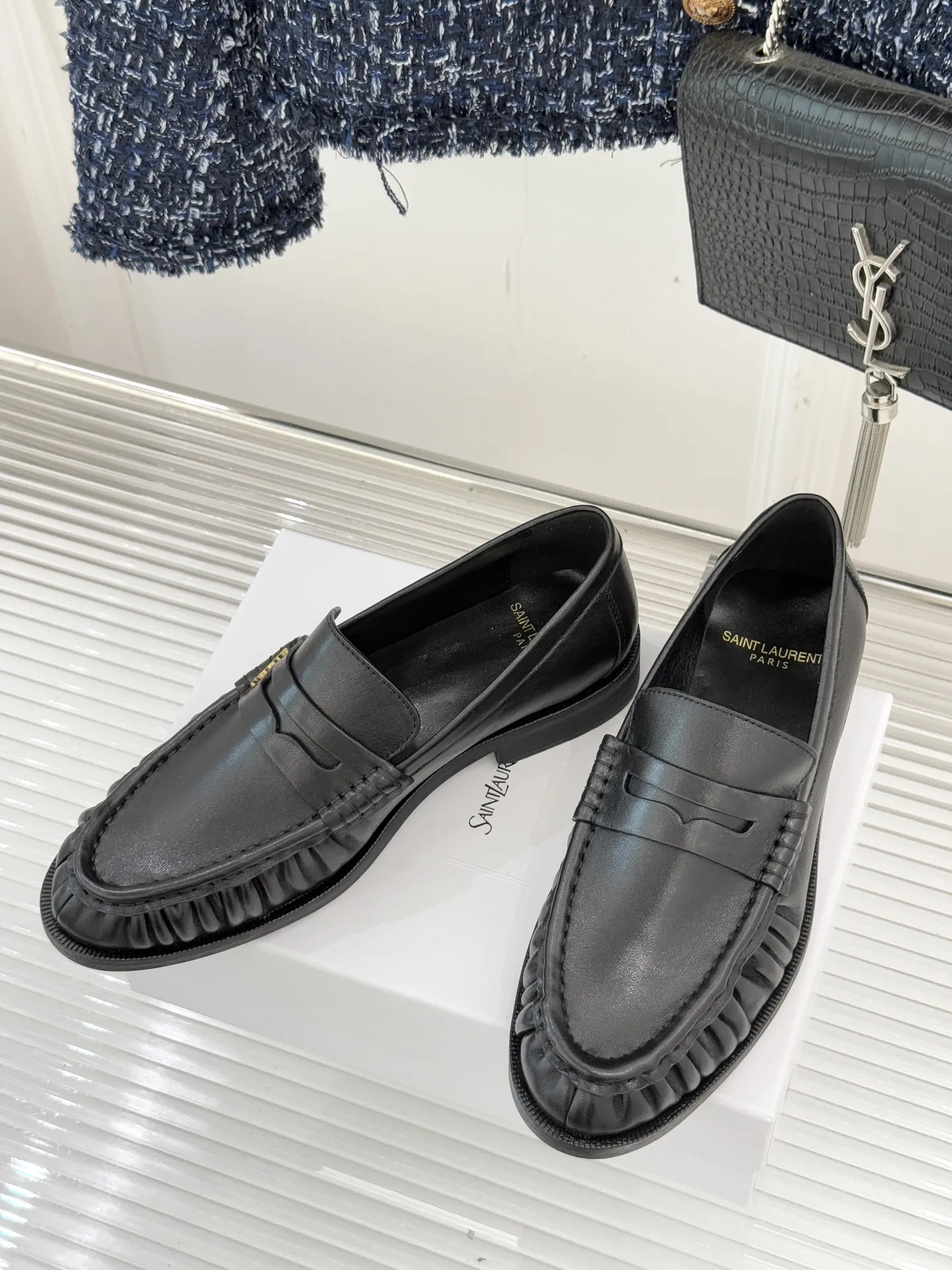 厂价💰男鞋380 Saint Lauren*圣罗兰2025YSL小logo 褶皱情侣款乐福鞋 标志性的小logo是这双鞋的灵魂所在 以低调而精致的姿态呈现于鞋身之上。 不同于张扬的大标识 它安静却醒目 用简洁线条勾勒出YSL独有的时尚DNA 在不经意间透露出品牌的深厚底蕴 鞋头的经典杏仁形设计 巧妙修饰脚型 在视觉上拉长足部线条 彰显优雅与秀气 。 情侣共赴的每一场约会 每一次出行 都因这双鞋的默契加持 成为低调又深刻的风格纪念。 面料采用原版定制皮料 内里垫脚均为羊皮 意大利进口真皮大底 size:女35-39(40/41/42定制) 男38-44(45/46/47定制)