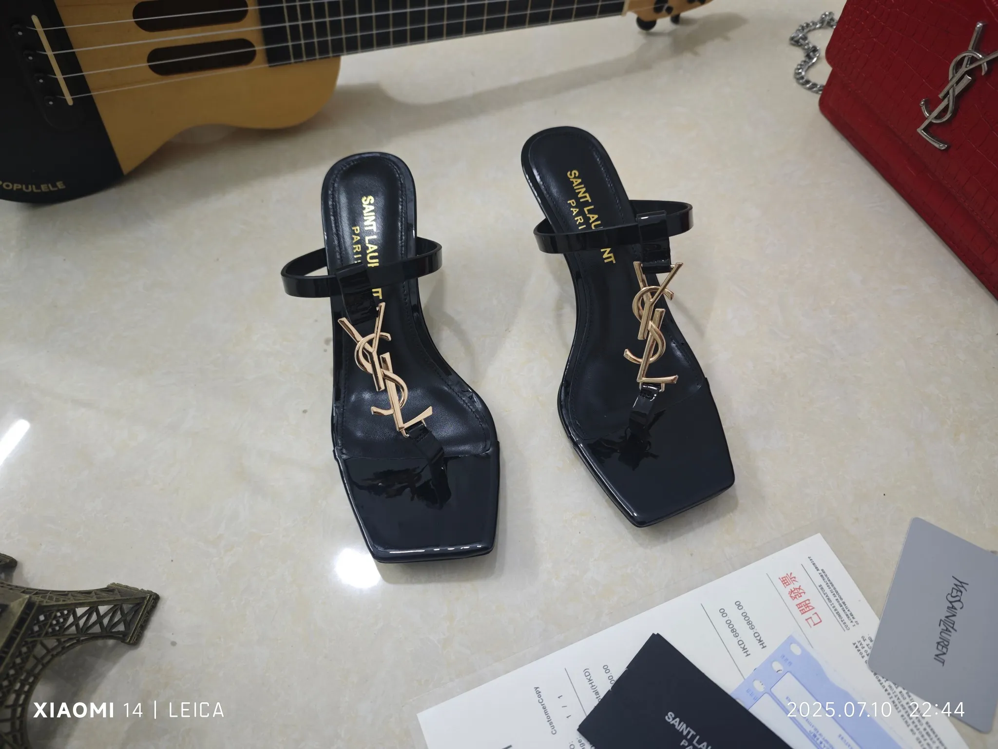 😍😍😍2025最新款😍😍😍 💰240顶级版本【Saint Laurent】YSL 圣罗兰logo细跟油边凉鞋😍今年必定俘虏无数美女的一款 👠后带完美的露肤度更显得白显瘦,经典时尚百搭款 低调中透露出高雅气质💃材料采用进口原版漆皮牛皮做面,内里垫脚采用进口羊皮,大底原版复刻的真皮大底,跟高6.5cm,超强度一体压铸而成,通过各种高强度测试都不会断跟(掰砍砸),这是让人眼前一亮的性感凉鞋,码数35-40(41/42/34定制不退换)