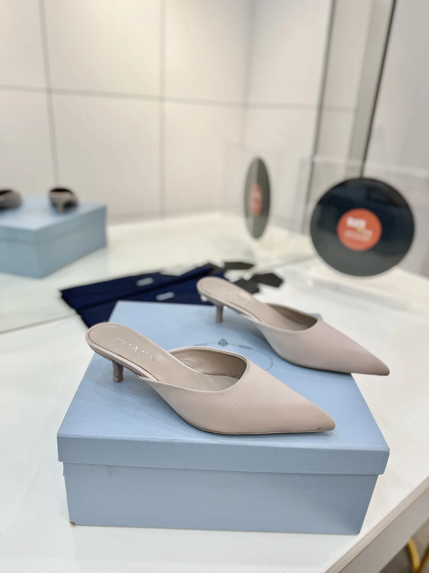 工厂价💰260🔥《普拉达真丝》 💫春夏专柜新品。可萌可甜的高跟拖鞋 性感而不失可爱!上脚绝美的T台走秀明星网红同款…… 清新风带点贵气的感觉,上脚非常完美。HK原版购入,1:1完美复刻,无论是材料还是所有细节,都必须跟ZP一模一样。 ✅面料:进口真丝 ✅内里:进口羊皮内里 ✅底厚:真皮鞋底 ✅码数:35-41(41定制不退不换)