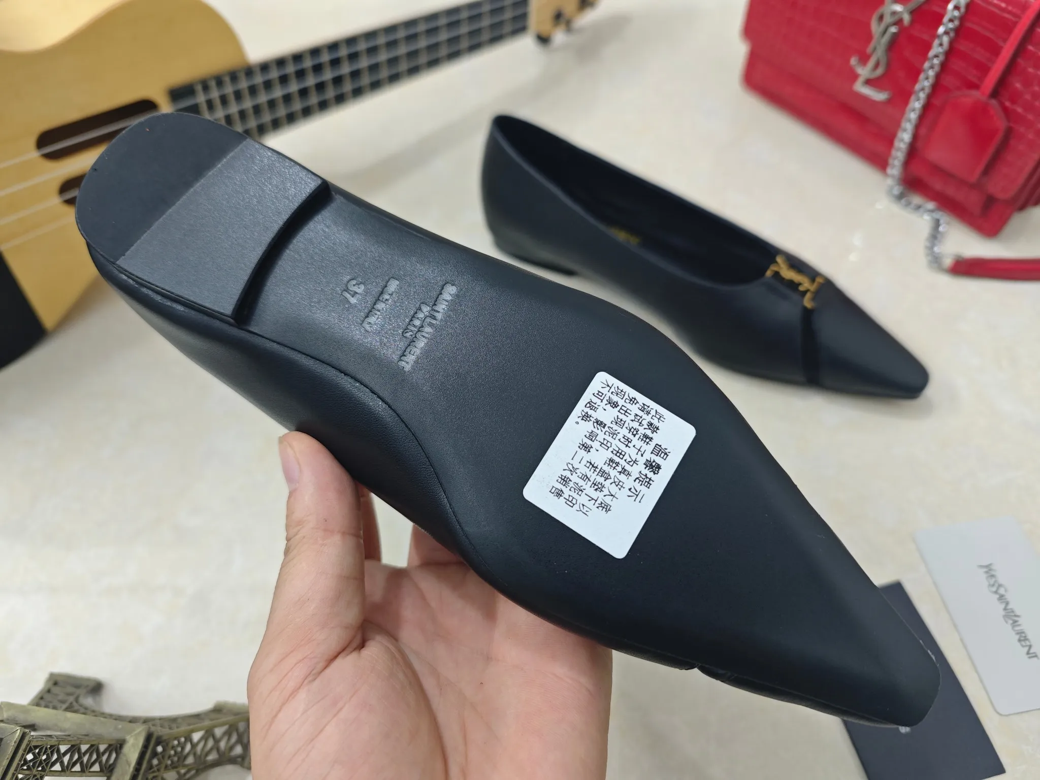 工厂价💰260【Saint Laurent】圣罗兰、平跟ysl字单鞋💃2024早秋专柜同步最新款、YSL、装饰👠 经典上乘美艳力作 专柜最火春夏系列 兼备气质 时尚 经典耐看的设计风格 😌上脚效果特别美〰️，材料采用🇮🇹意大利进口小黑牛，进口黑漆皮、内里、垫脚；绵羊皮、平跟单鞋，码数35-41码（34.41.42要定做，不退换）大底；进口真皮大底、配专柜全套包装