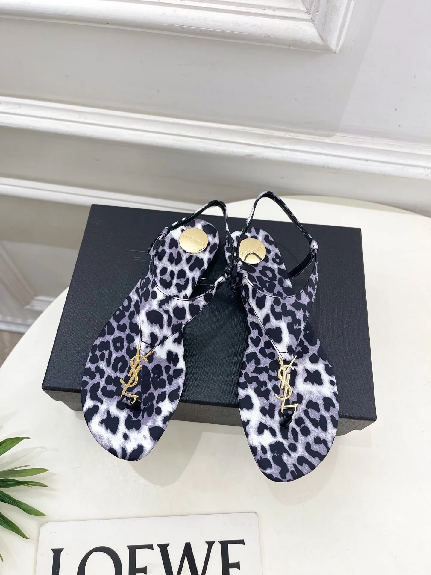 SAIN*LAURENT 圣罗兰 2025早春新品 YSL 夹脚凉鞋上新☑️ &mdash;&mdash;&mdash;&mdash;&mdash;&mdash;&mdash;&mdash;&mdash;&mdash;&mdash;&mdash;&mdash;&mdash; 顶级版‼️YSL超美的一款 以全新的诠释方式首发！极简主义风格 设计超级修饰腿型 复古时髦风格 随意搭配都好看！ 鞋面：原版定制布料 内里：进口混种羊皮 大底：意大利真皮大底 跟高：平底 码数：35-39（34、40可定做） 价格：💰250