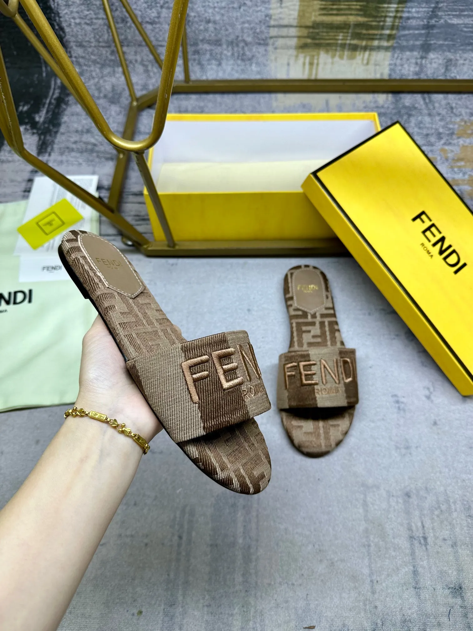 FENDI最新爆款,宽饰带平底拖鞋,条纹帆布材料+同色皮边缘,FF提花帆布鞋垫,同色羊皮垫脚,35-42码,橡胶大底p160,真皮大底p190