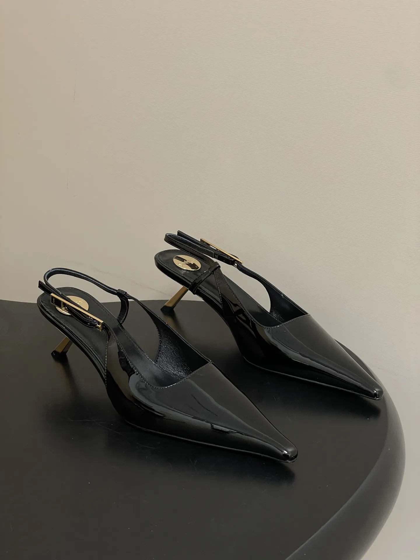 p290- Saint Laurent fw25 new arrival～ YSL圣罗兰2026春夏新款尖头小猫跟后空凉鞋亮面高跟鞋🆕异形金色跟凉鞋 整个鞋非常的简约大气～小尖头更加的精致时髦可以看到我们鞋子侧面是按照人体腿型设计出来的弧度～上脚非常秀气好看不挑人～拉长腿型～适合各种场合搭配～秋冬穿搭必备单品！ 鞋面：牛漆皮 内里垫脚：羊皮 鞋底：意大利真皮大底 跟高：5.5cm 码数：35-39（40.41定做不退换）