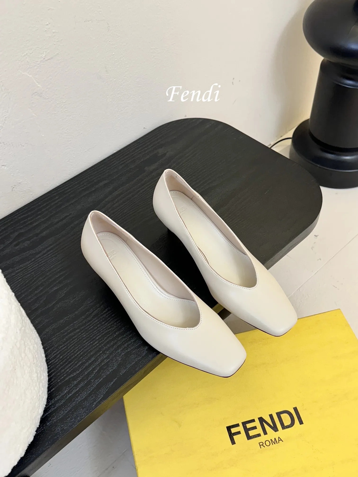 💰265 芬迪Fendi高跟鞋，小女人超闪blingbling白富美感觉来袭。 任何一款鞋履上脚，blingbling的超闪小女人就提现出来啦!穿着很舒适显脚的柔美线条不绷脚，颜色很艳丽没错啦!超显年轻的不分年龄均可穿着，上脚便是富家千金归来！！ 📒📒📒📒📒📒📒📒📒📒📒 当季新品，众所周知，Fendi鞋子永远设计为高级感满满的，高端大气上档次且百搭永不过时，时尚潮流追随的脚步却无法落下，每个小女子一生都必须拥有一双F家时装跟鞋。 💪💪💪💪💪💪💪💪💪💪💪 🔰面料：纳帕牛皮材质。 🔰大底采用高真原色意大利牛皮底，4,5cm高跟。 🔰内里和垫脚为意制混种绵羊皮。👠 🔰size：35/39（34 40 41 42订做）。 🔰颜色：官方多色系，正品所有颜色均可下单制作。