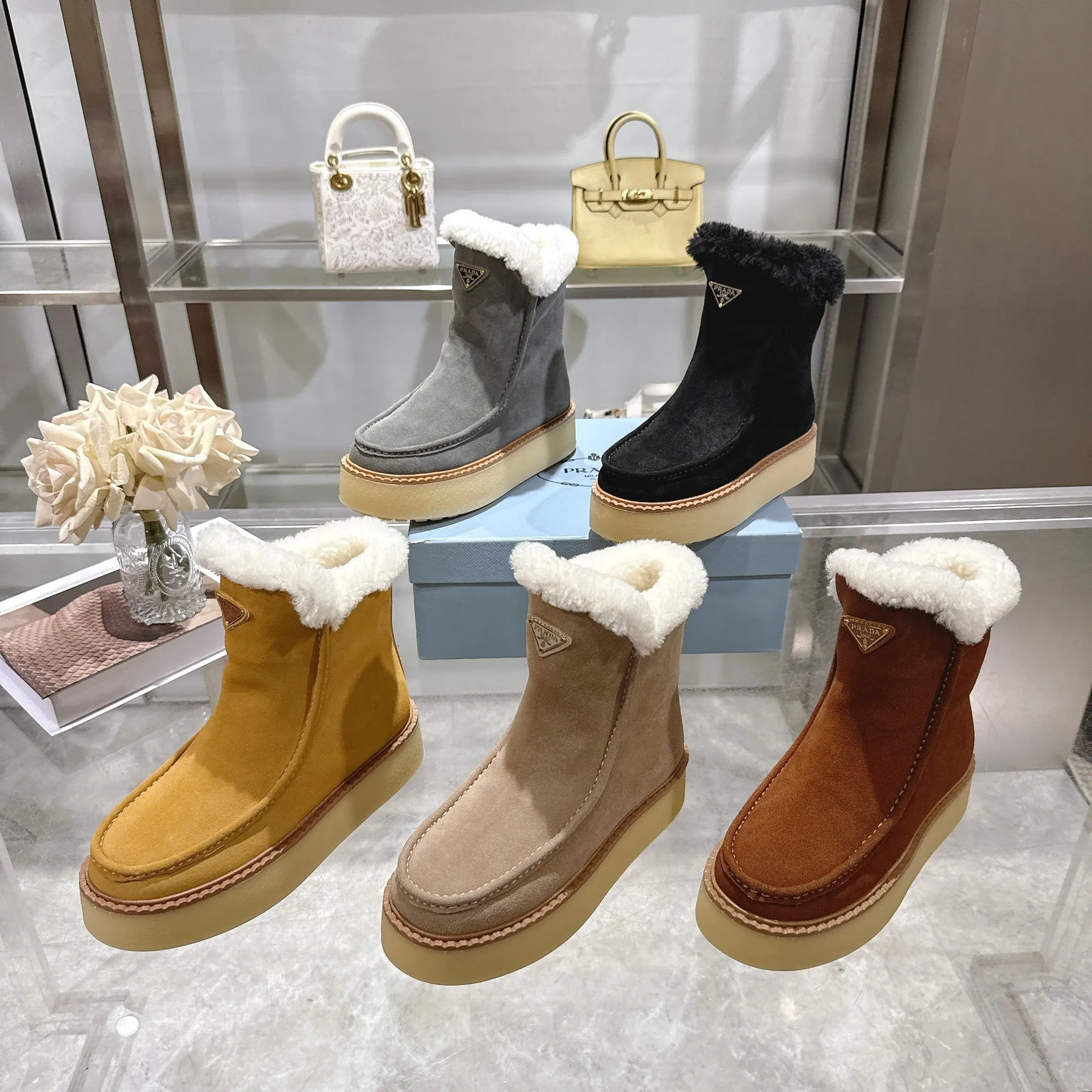 350！最新款普拉达，此款绒面牛皮革短靴结合橡胶厚底与柔软的羊皮毛衬里设计，勾勒利落线条，融入现代细节。 带衬里 涂珐琅三角形金属徽标 靴筒:14厘米 厚底，50毫米 凹凸纹1:1原版大底 凹口沿条 颜色:5 码数:35-42
