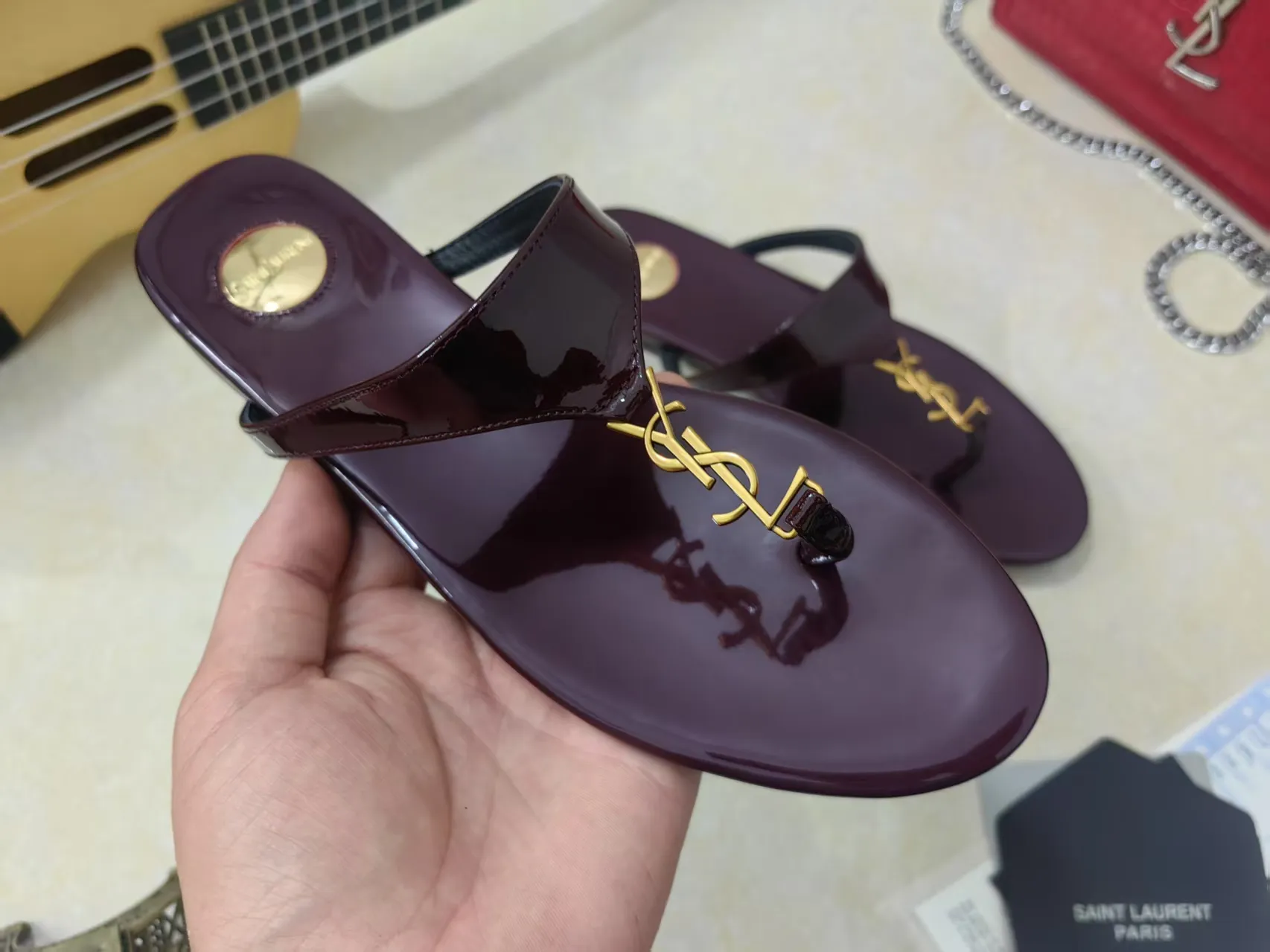 💰220【Saint Laurent】圣罗兰、平板夹脚凉鞋💃2025早春专柜同步最新款、YSL、Logo字母钻扣装饰👠 经典上乘美艳力作 专柜最火春夏系列 兼备气质 时尚 经典耐看的设计风格 😌上脚效果特别美〰️饰扣金色扣，材料采用🇮🇹意大利进口小黑牛，黑漆皮，卡其色经典工艺，、内里、垫脚；绵羊皮、 码数34-41码（34.41./42要定做，不退换）大底；进口真皮大底、配专柜全套包装