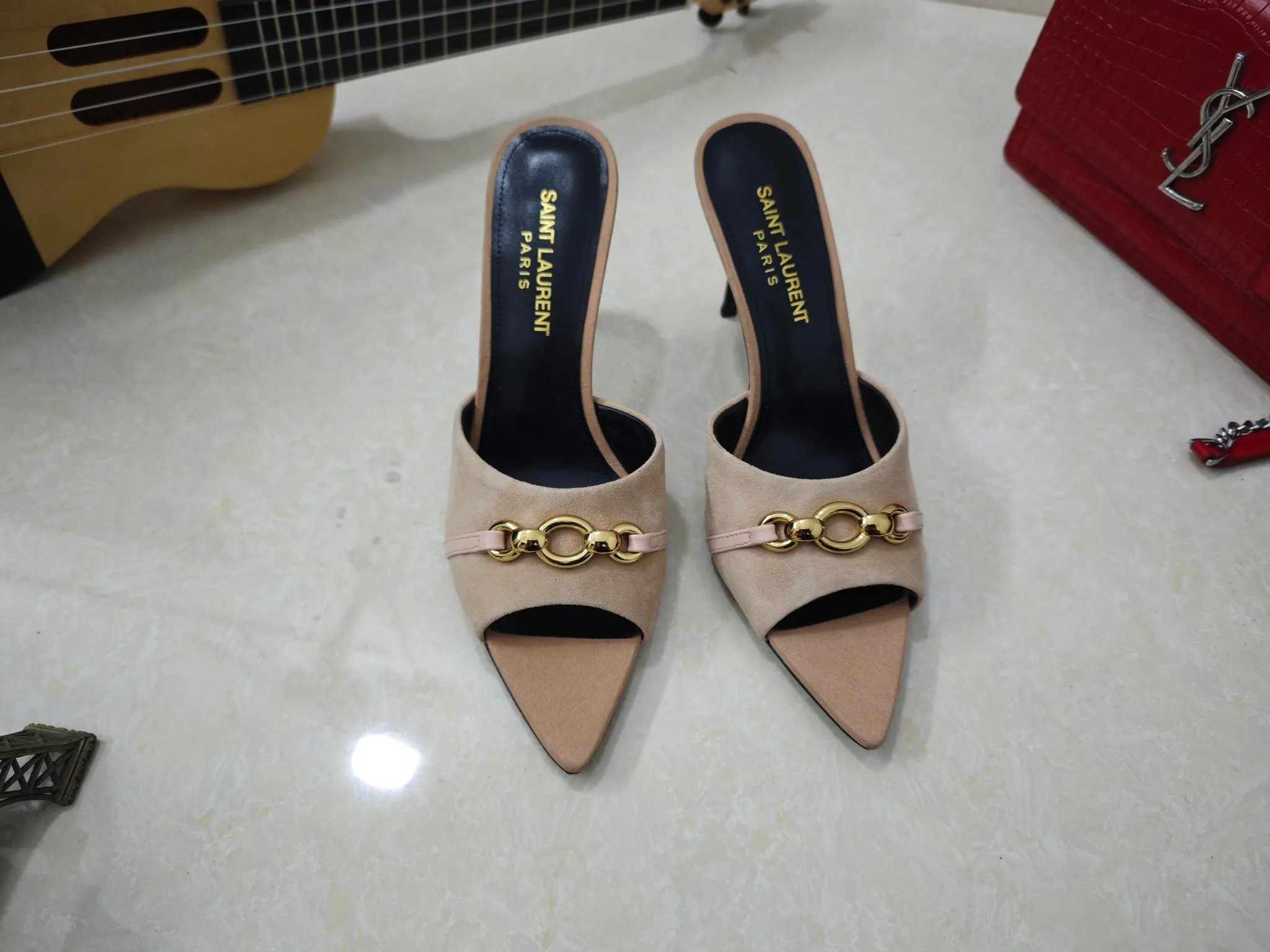工厂价💰240【Saint Laurent】圣罗兰、细跟ysl字凉鞋💃2025早春专柜同步最新款、YSL、装饰👠 经典上乘美艳力作 专柜最火春夏系列 兼备气质 时尚 经典耐看的设计风格 😌上脚效果特别美〰️，材料采用🇮🇹意大利进口黑羊猄、内里、垫脚；绵羊皮、中跟凉鞋，码数35-41码（34.41.42要定做，不退换）大底；进口真皮大底、配专柜全套包装