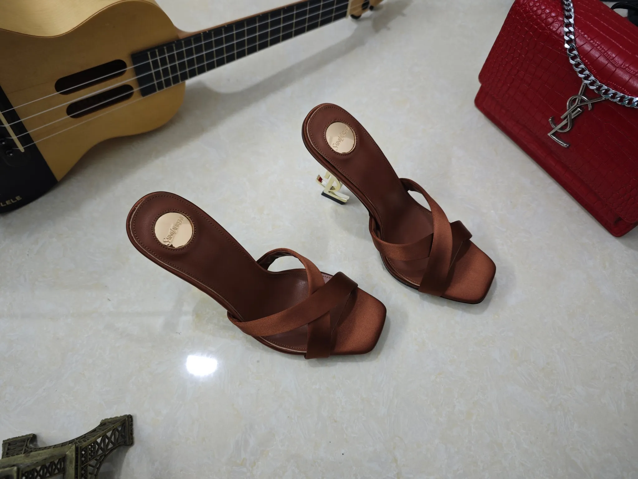 工厂价💰250【Saint Laurent】圣罗兰、高跟ysl字高跟鞋💃2025早春专柜同步最新款、YSL、装饰👠 经典上乘美艳力作 专柜最火秋冬系列 兼备气质 时尚 经典耐看的设计风格 😌上脚效果特别美〰️,材料采用🇮🇹意大利进口小黑牛,进口黑羊皮、内里、垫脚;绵羊皮、细跟高跟鞋,码数35-41码(34.41.42要定做,不退换)大底;进口真皮大底、配专柜全套包装