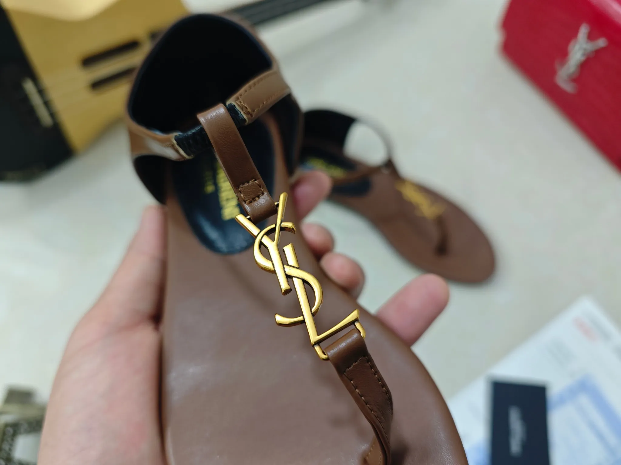 💰240【Saint Laurent】圣罗兰、平板夹脚凉鞋💃2025早春专柜同步最新款、YSL、Logo字母钻扣装饰👠 经典上乘美艳力作 专柜最火春夏系列 兼备气质 时尚 经典耐看的设计风格 😌上脚效果特别美〰️饰扣金色扣，材料采用🇮🇹意大利进口小黑牛，黑漆皮，卡其色经典工艺，、内里、垫脚；绵羊皮、 码数34-41码（34.41./42要定做，不退换）大底；进口真皮大底、配专柜全套包装