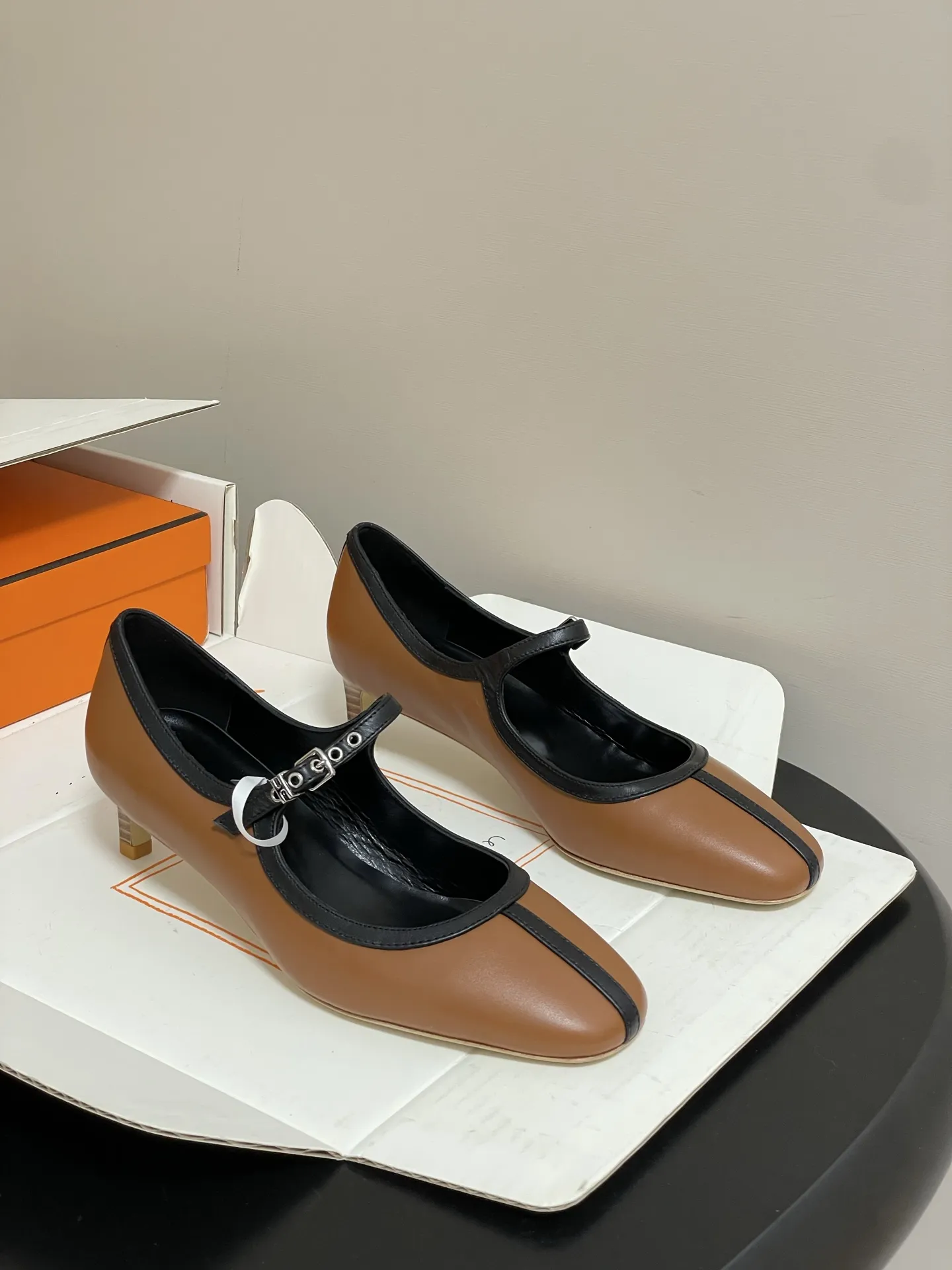 p330-顶级品质 Hermes 爱马仕🐎 H家25s早秋新款 Lilibeth 40高跟鞋 芭蕾舞鞋玛丽珍小猫跟单鞋 Toscan小牛皮高跟鞋，搭配标志性&lsquo;H&rsquo;鞋扣和撞色滚边。打造精致柔美造型。 尖头设计经典且时尚，能够在视觉上拉长腿部线条，使双脚看起来更加修长。鞋面上有一条细长的鞋带，增加了鞋子的层次感和设计感。鞋带上配有一个精致的金属扣装饰，为整体造型增添了一丝亮点和时尚感。 这双鞋整体风格简约而不失优雅，融合了经典与时尚元素。主色调使其具有很强的百搭性，无论是搭配正式的服装还是休闲的服饰，都能展现出不同的风格魅力。 鞋面：小牛皮/定制真丝绒 内里垫脚：小羊皮 鞋底：意大利A级真皮大底 跟高：4cm 码数：35-39（40.41.42 定做不退换）