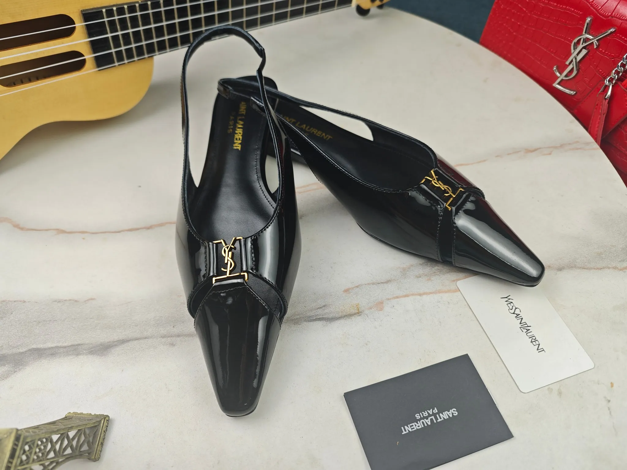 工厂价💰250【Saint Laurent】圣罗兰、平跟ysl字凉鞋💃2024早秋专柜同步最新款、YSL、装饰👠 经典上乘美艳力作 专柜最火春夏系列 兼备气质 时尚 经典耐看的设计风格 😌上脚效果特别美〰️,材料采用🇮🇹意大利进口小黑牛,进口黑漆皮、内里、垫脚;绵羊皮、平跟凉鞋,码数35-41码(34.41.42要定做,不退换)大底;进口真皮大底、配专柜全套包装