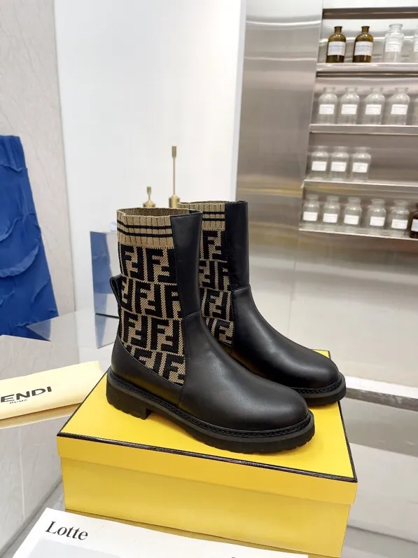 长期有货，，工厂💖p260 🔥🔥经典FenDi马丁靴（专柜都是断货王）各种单品都印上了FF logo&hellip;💖💖💖 今年新色🌈🌈🌈logo大气时尚 明星欧阳娜娜 大表姐刘雯都有穿的经典款 材质:原版1:1复刻针织靴筒 鞋面:选用顶级定制哑光一级牛皮 🔥🔥专柜同款大底➰橡胶泡沫底➕耐磨绒沿条 脚感超轻 ～🌺🌺🌺 尺码:35&ndash;40:☘️(40.41.42不退换)