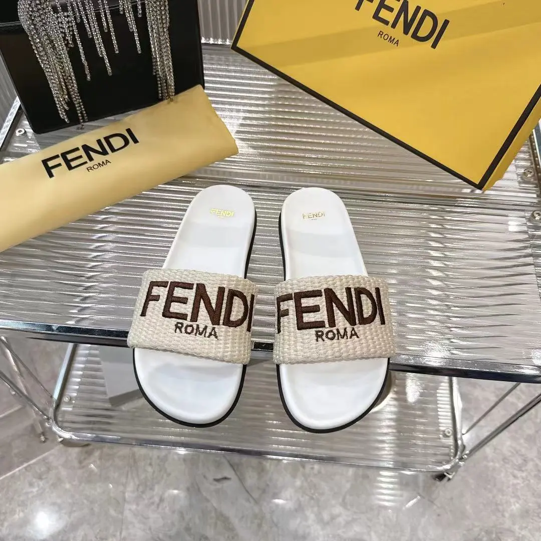 💰180元Fendi 25ss 芬迪系列平底拖鞋 每年必备FF拖今年还加了新的系列,美到无法言喻 绝好的穿着舒适感可是经典必备,各种风格搭配都Hold的住! ▪面料:进口原版编织 ▪内里:羊皮 ▪跟高:平底/3cm ▪鞋底:原版开模生胶底 ▪Size:35-39(40.41定做)