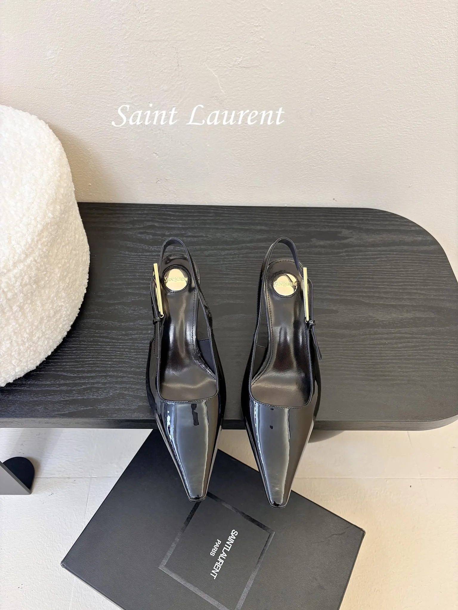 💰270 独家爆品 Saint Lauren* 小金条高跟鞋 依日延续以往的高级和优雅ysl 小金条鞋跟真的太好看啦！ Saint Laurent 方形尖头露跟高跟鞋 小金条鞋跟真的充分突显利落极简 年会聚会party必备 秒杀全场款 太吸睛了 鞋面：定制牛漆皮 大底：真皮大底 跟高：6.5CM 码数：35-40（40定制不退换