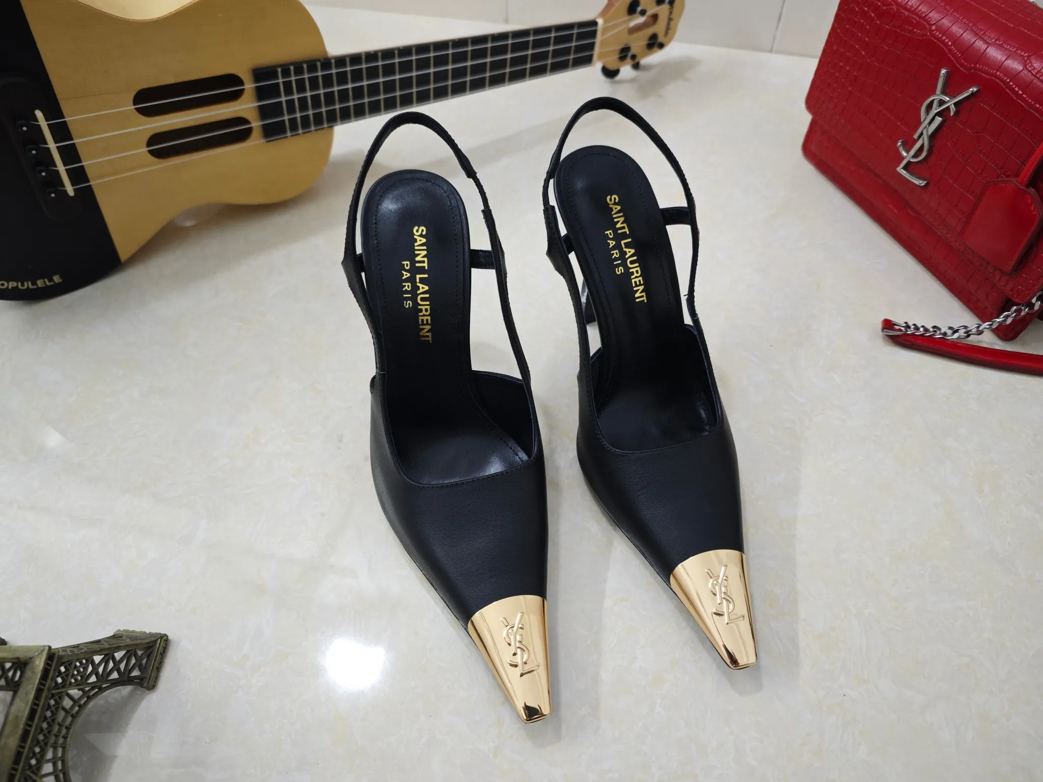 工厂价💰260【Saint Laurent】圣罗兰、高跟ysl字凉鞋💃2024早秋专柜同步最新款、YSL、装饰👠 经典上乘美艳力作 专柜最火春夏系列 兼备气质 时尚 经典耐看的设计风格 😌上脚效果特别美〰️，材料采用🇮🇹意大利进口小黑牛，进口黑漆皮、内里、垫脚；绵羊皮、平跟单鞋，码数35-41码（34.41.42要定做，不退换）大底；进口真皮大底、配专柜全套包装