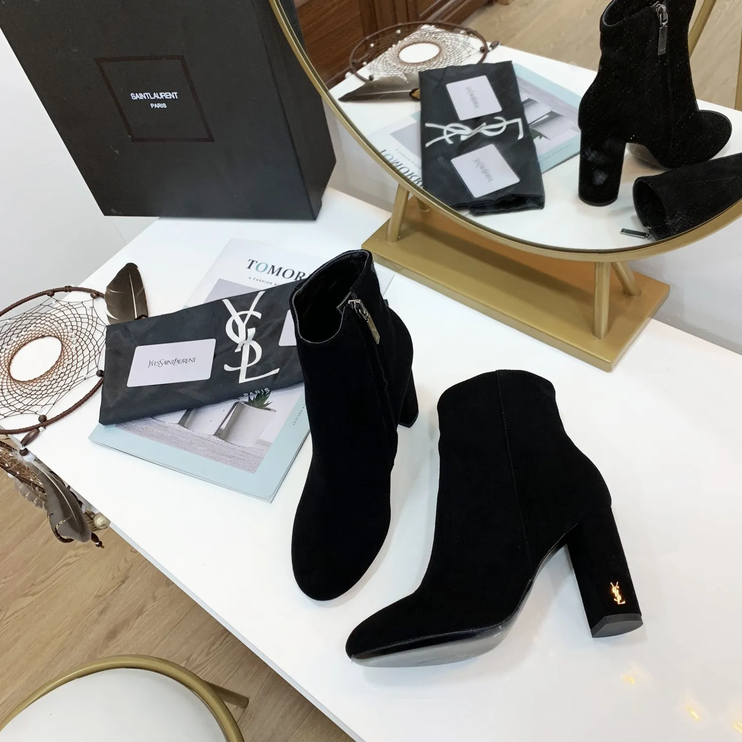 新款官网正品(YSL)圣罗兰经典时尚高跟女短靴,面料采用头层牛皮 内里+垫脚全羊皮里,跟高9cm,筒高6寸,上脚高端舒适大气,码数正码35--40 41码可以定做 )橡胶底出厂价280元💪💪💪. 真皮大底300元 。欢迎各位老板上图大卖!