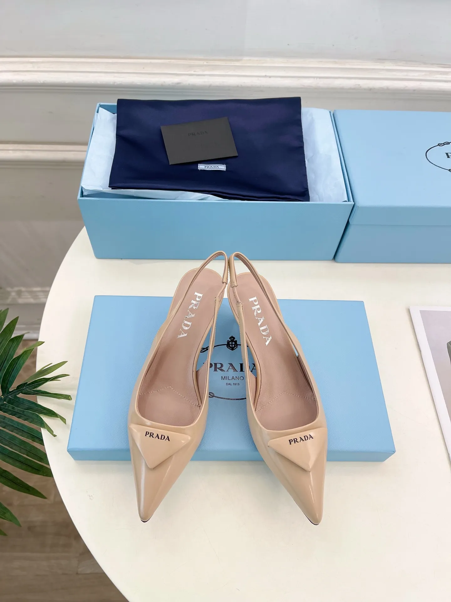 PRADA 普拉达 26𝐬𝐬 🌈2026春夏新品 专柜走秀款 经典三角标尖头露跟鞋系列〰 ◽鞋面：原版高定制开边珠/牛漆皮 ◽️ 内里：进口水染羊皮 ◽大底：原版意大利真皮大底 ◽️ 跟高：5.5cm ◽鞋码: 35-39（34.40.41.42.定做不退换） ◽出厂价：💰290