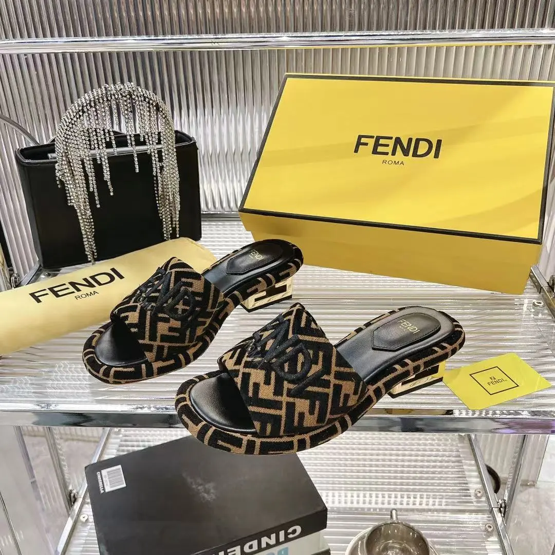 2025新款Fendi芬迪家的水台拖鞋全新上线，这波新品简直杀疯了💥每年必火的FF拖，今年又玩出新花样，新加入的水台设计，直接美到失语🤯。脚感舒适到不想脱，经典地位稳稳拿捏，不管是甜妹风、酷飒风，还是休闲风，它都能完美适配，时尚感狠狠拿捏住！ 🪡面料用的是原版进口布料，搭配超精致的电绣工艺，内里是柔软亲肤的羊皮，真皮大底耐磨又有质感，每一处细节都在彰显高级。 🍬跟高：4.5cm 🍬尺码:35 - 41（41定做，不退不换） 🍬出厂价:220元，