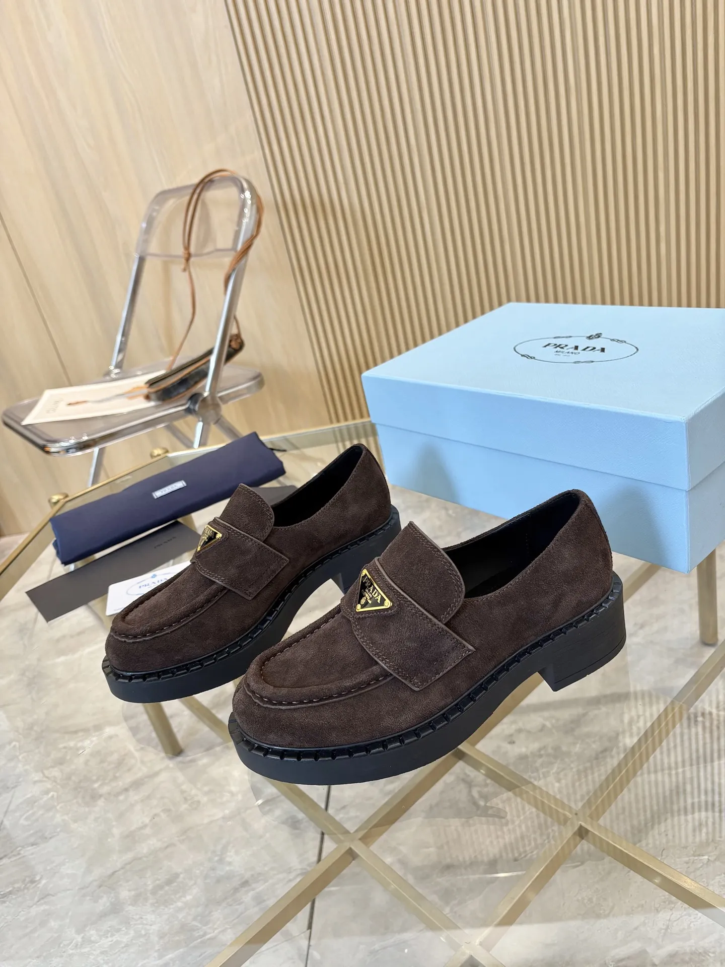 Prad顶级版本! 精品品质✅已认证💯 经典爆款prada普拉达最高版本1:1复刻。 春秋四季乐福德比鞋,经典银黑三角标, 搭配鞋面Logo微标细节,4.5cm跟高, 上脚舒适瘦腿, 引领时尚的小姐姐网红们最爱。 颜色:黑色,白色,黑/白, 鳄鱼纹,豹纹,咖啡色 包装:配专柜合格证,卡片, 纯棉布袋包装出货。 女款:34-41(34.40.41 须订做) 男款:39-46(39.45.46须订做) P S:女款240(男款加20)鳄鱼纹,马毛加10