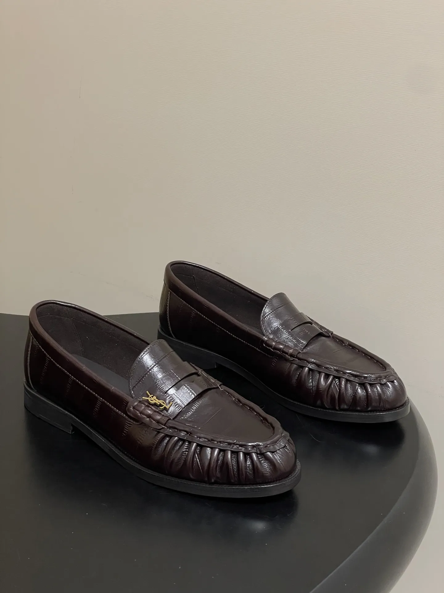 p310-顶级品质 Saint Laurent 圣罗兰fw26 new arrival～ YSL LE LOAFER系列 26Fw春夏新款复古质感鳗鱼纹褶皱乐福鞋/穆勒鞋麂皮绒面老钱风单鞋/半拖鞋一脚蹬休闲鞋 标志性褶皱鞋头+手工莫卡辛缝线，自带复古松弛感；鞋身是乐福鞋经典一脚蹬设计，搭配金属YSL标志，简约又有辨识度。 皮革内衬+真皮大底，质感和舒适度都在线。风格适配性强，既能搭正装（西装/裙装）走精致路线，也能配休闲装，牛仔裤/卫衣，打造松弛感，属于&ldquo;一鞋多穿&rdquo;的轻奢单品。 鞋面：牛皮/胎牛反绒/牛油皮 内里垫脚：丝绸羊皮 鞋底：意大利双层加厚真皮大底 码数：35-39（40.41定做不退换）