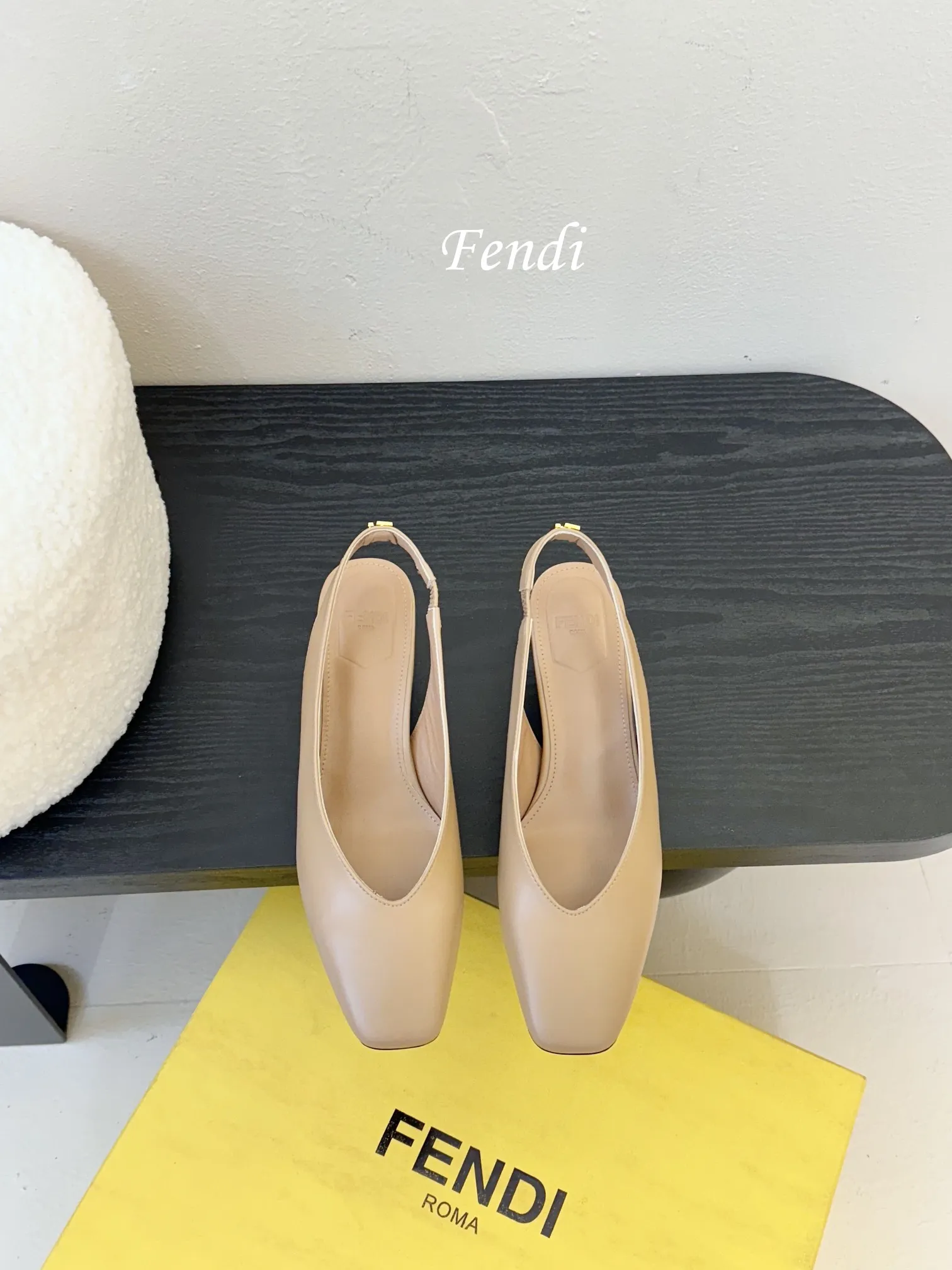 💰265 芬迪Fendi高跟鞋，小女人超闪blingbling白富美感觉来袭。 任何一款鞋履上脚，blingbling的超闪小女人就提现出来啦!穿着很舒适显脚的柔美线条不绷脚，颜色很艳丽没错啦!超显年轻的不分年龄均可穿着，上脚便是富家千金归来！！ 📒📒📒📒📒📒📒📒📒📒📒 当季新品，众所周知，Fendi鞋子永远设计为高级感满满的，高端大气上档次且百搭永不过时，时尚潮流追随的脚步却无法落下，每个小女子一生都必须拥有一双F家时装跟鞋。 💪💪💪💪💪💪💪💪💪💪💪 🔰面料：纳帕牛皮材质。 🔰大底采用高真原色意大利牛皮底，4,5cm高跟。 🔰内里和垫脚为意制混种绵羊皮。👠 🔰size：35/39（34 40 41 42订做）。 🔰颜色：官方多色系，正品所有颜色均可下单制作。