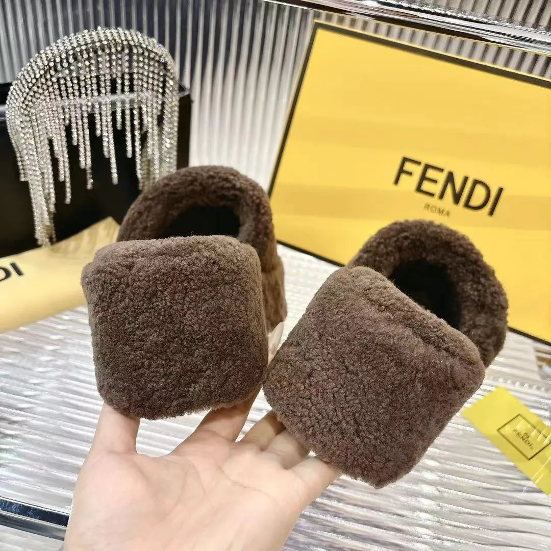 l新款 FENDI 芬迪毛毛拖,专柜原装正版原版复刻爆款来袭✨今天给你们分享这款超火的 FENDI 芬迪毛毛拖!👏 🐑采用原版羊羔毛,质感无敌,摸上去那叫一个柔软舒服,就像踩在云朵上☁️,而且真的是超级暖和 👠全真皮羊羔毛材质,尽显原版品质,从鞋面到鞋垫,每一处细节都彰显着精致与奢华。 😎上脚效果更是惊艳,不仅好看时尚,还能瞬间提升整体穿搭的格调,让你成为街头的时尚焦点。 🎁原版包装,仪式感满满。 📏码数:35 -40 码出厂价💰240元