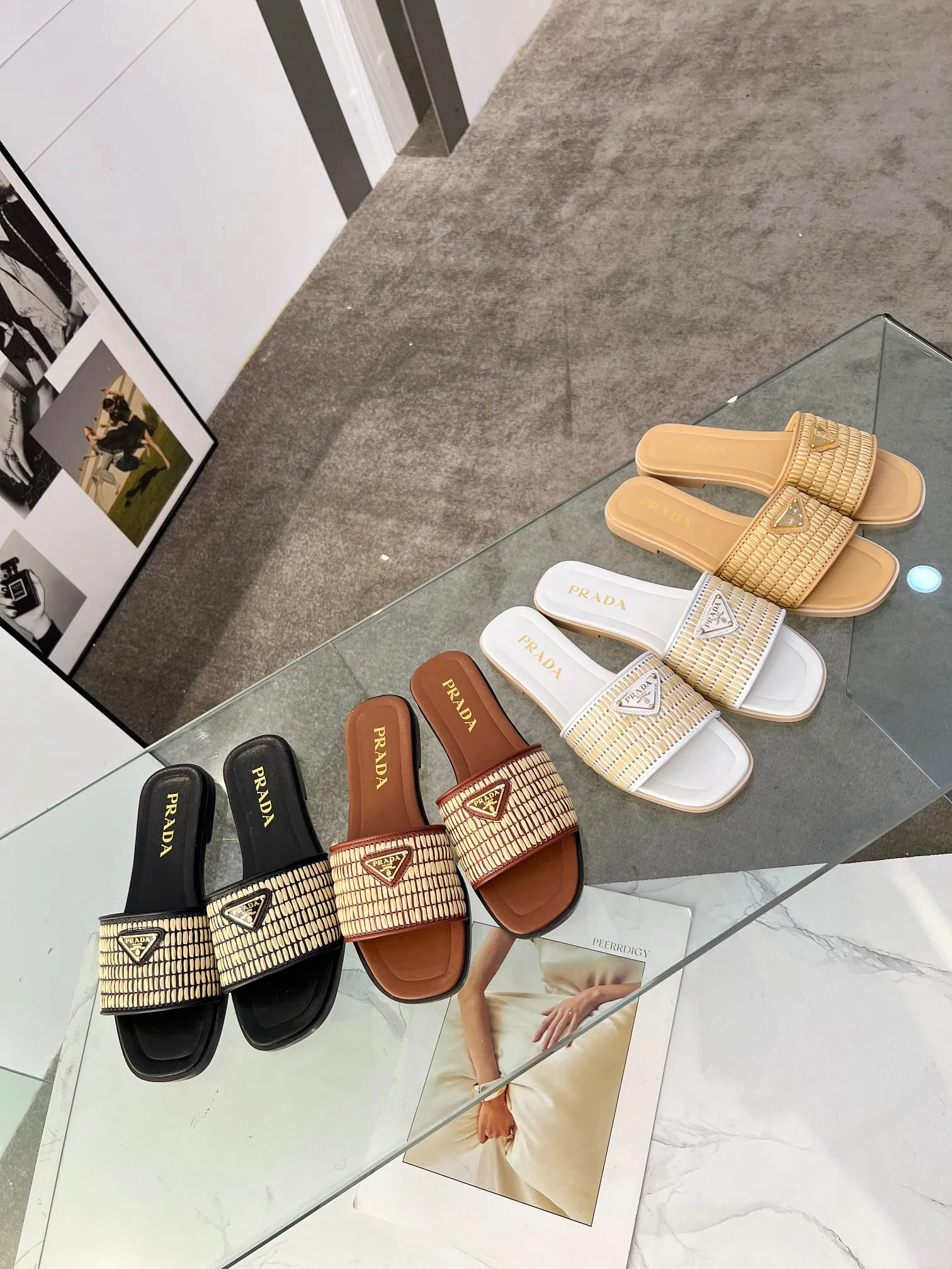 25ss普拉达🔥爆款抢先上。经典三角标系列。纯人工编制pp草,35-42码。橡胶底¥180。真皮底200