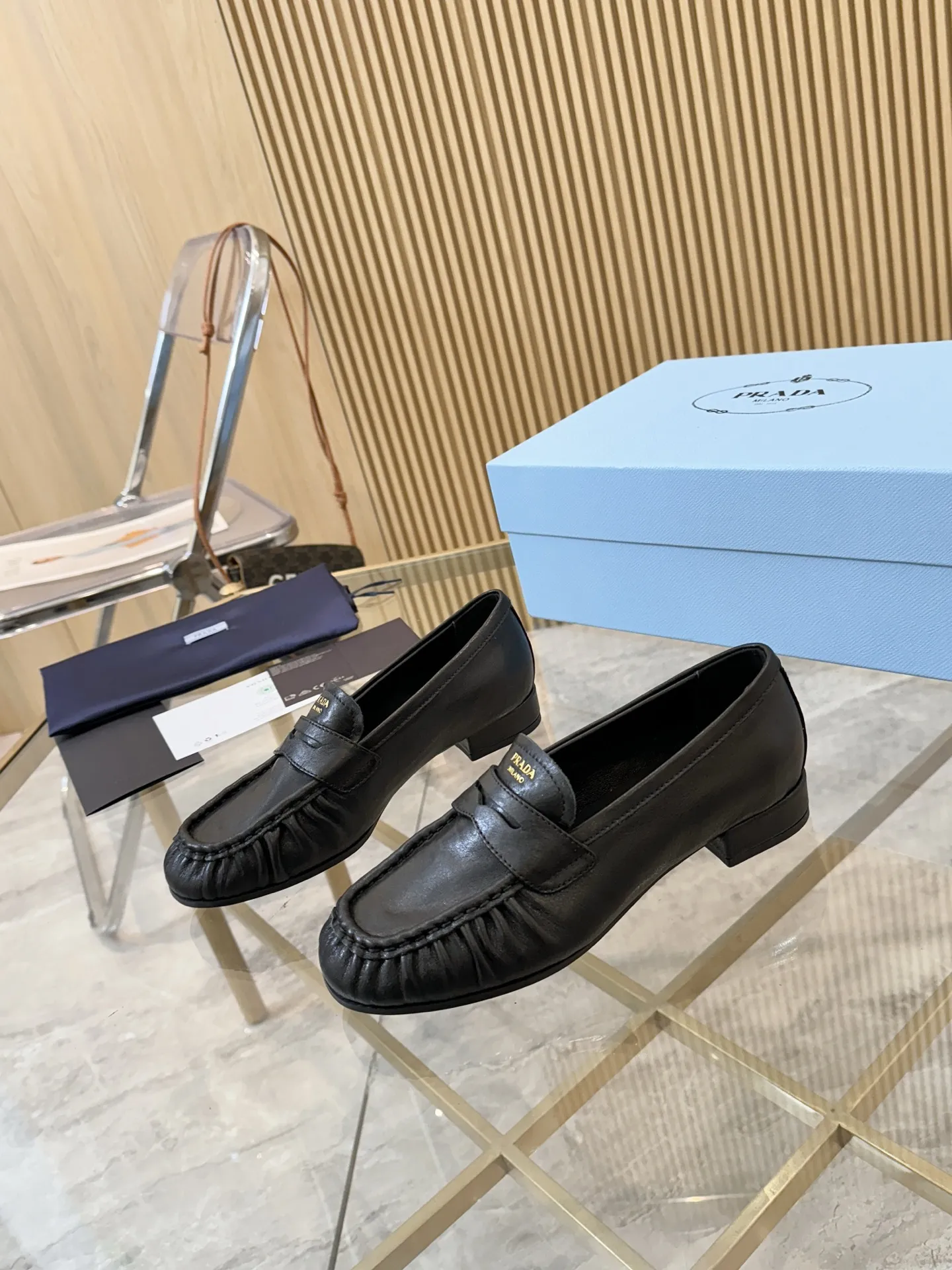 P250.皮面+20 size:35-42(41.42定制) 普拉达褶皱乐福鞋,深棕皮革+褶皱设计,复古又时髦!鞋面柔软,平底超舒适,通勤休闲都能轻松驾驭 。金属Logo点缀,品牌感满满,英伦风一脚蹬,穿脱超方便~无论搭西装裤还是牛仔裤,都能轻松打造随性高级感,是秋冬百搭神器