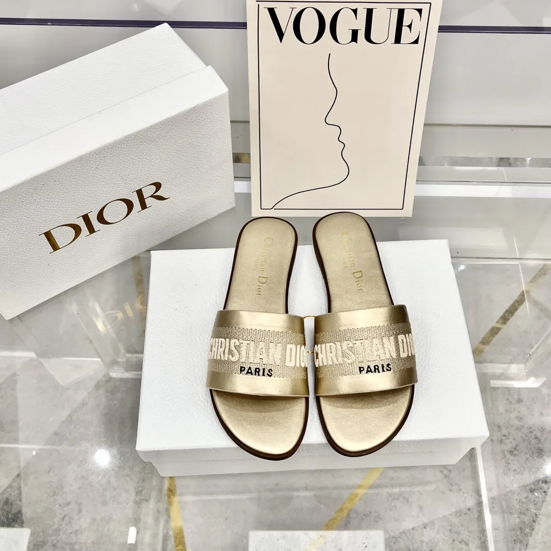 橙子出厂价💰75 Dior 迪奥春夏新款 刺绣字母平底拖鞋 一字带拖鞋 沙滩凉拖 码数：35-42