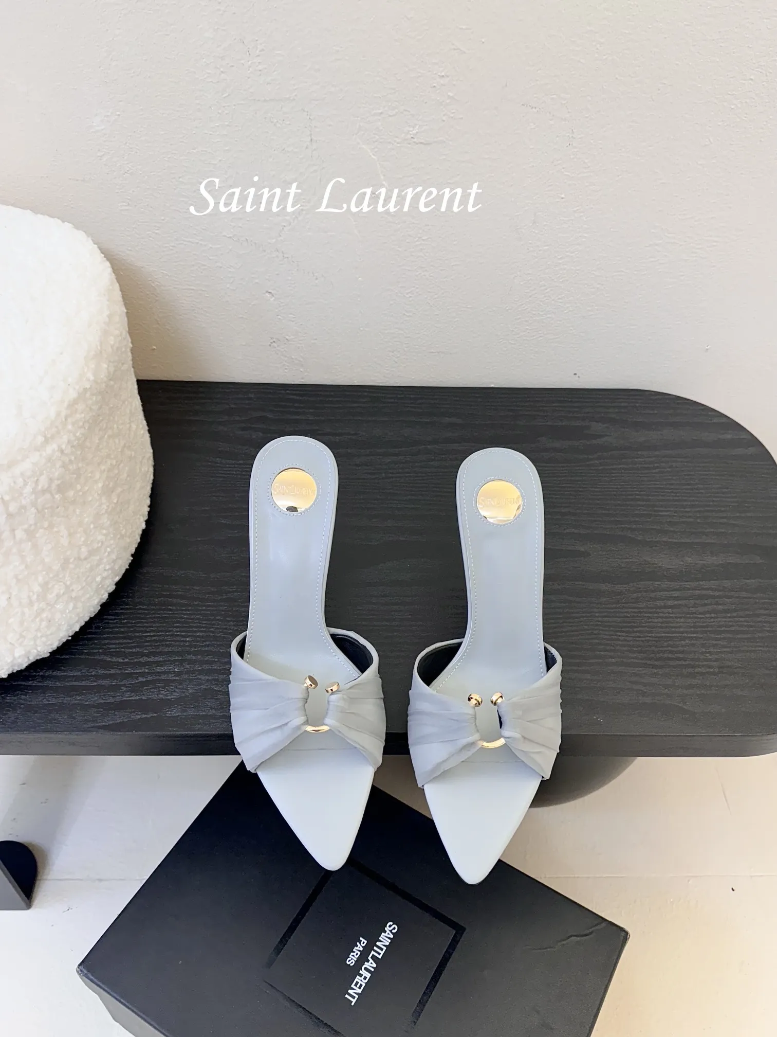 💰260 Saint Laurent / 圣罗兰Lee金属钻链条尖头高跟鞋YSL姐姐的美丽尤物高跟鞋 又是人间圣罗兰 Rose同款的高跟鞋化很好修饰脚型,奢华金属链 这几年SLP是在高跟鞋越来越懂女人了朝摒奔了防水台款的尴尬设计印象ysl绝美高跟鞋 鞋面:真丝 鞋底:真皮大底 跟高:约11cm 尺码:35-42(40-42定制不退不换)