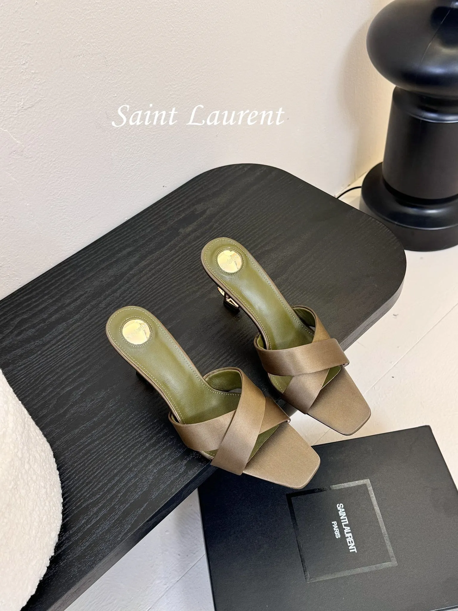 💰280 Saint Laurent / 圣罗兰Lee金属钻链条尖头高跟鞋YSL姐姐的美丽尤物高跟鞋 又是人间圣罗兰 Rose同款的高跟鞋化很好修饰脚型，奢华金属链 这几年SLP是在高跟鞋越来越懂女人了朝摒奔了防水台款的尴尬设计印象ysl绝美高跟鞋 鞋面：真丝 鞋底：真皮大底 跟高：约11cm 尺码：35-42(40-42定制不退不换)