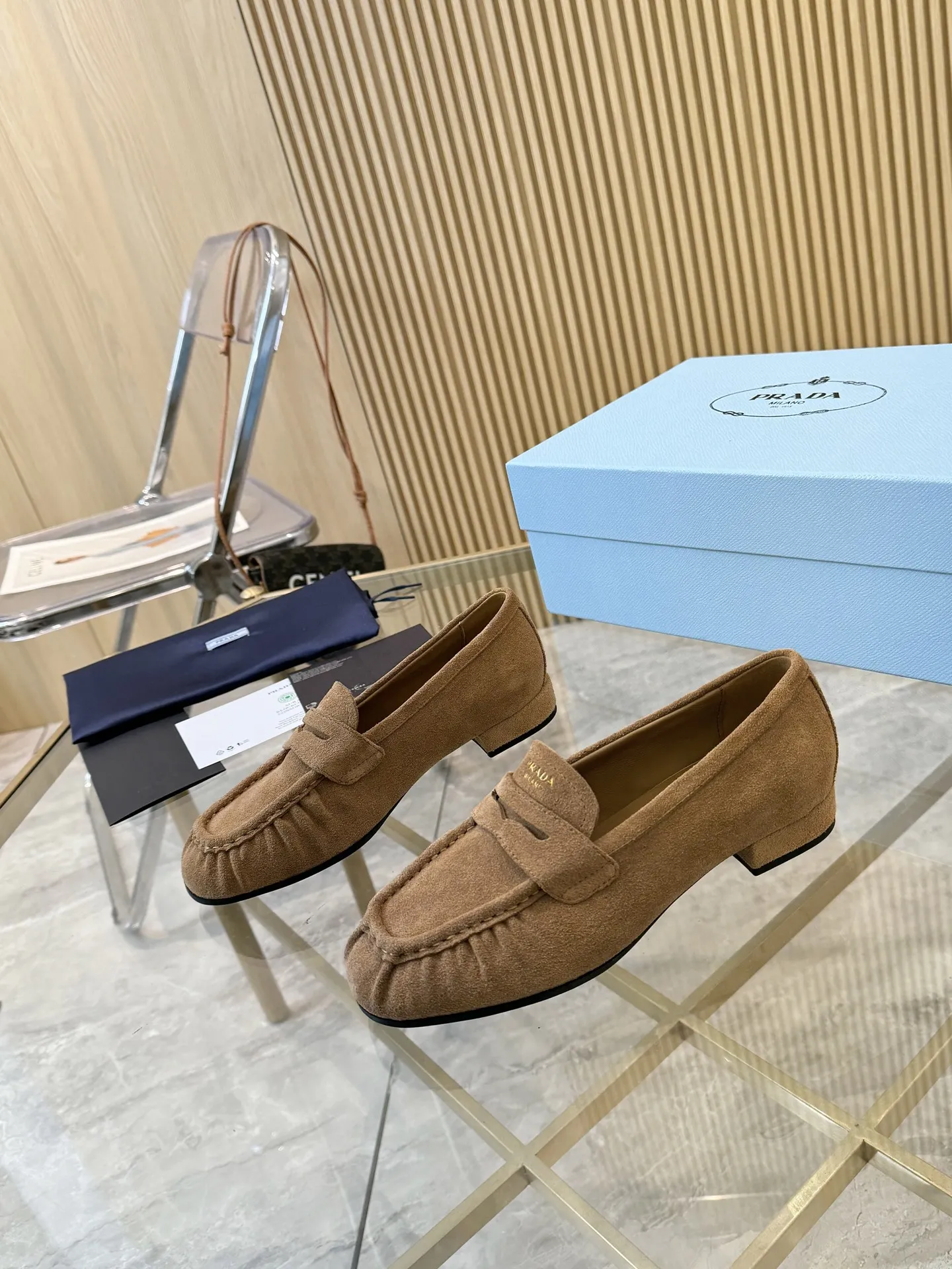 P250.皮面+20 size:35-42(41.42定制) 普拉达褶皱乐福鞋,深棕皮革+褶皱设计,复古又时髦!鞋面柔软,平底超舒适,通勤休闲都能轻松驾驭 。金属Logo点缀,品牌感满满,英伦风一脚蹬,穿脱超方便~无论搭西装裤还是牛仔裤,都能轻松打造随性高级感,是秋冬百搭神器