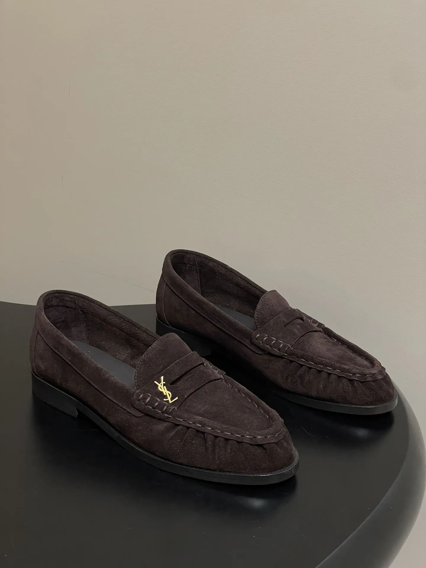 p310-顶级品质 Saint Laurent 圣罗兰fw26 new arrival～ YSL LE LOAFER系列 26Fw春夏新款复古质感鳗鱼纹褶皱乐福鞋/穆勒鞋麂皮绒面老钱风单鞋/半拖鞋一脚蹬休闲鞋 标志性褶皱鞋头+手工莫卡辛缝线，自带复古松弛感；鞋身是乐福鞋经典一脚蹬设计，搭配金属YSL标志，简约又有辨识度。 皮革内衬+真皮大底，质感和舒适度都在线。风格适配性强，既能搭正装（西装/裙装）走精致路线，也能配休闲装，牛仔裤/卫衣，打造松弛感，属于&ldquo;一鞋多穿&rdquo;的轻奢单品。 鞋面：牛皮/胎牛反绒/牛油皮 内里垫脚：丝绸羊皮 鞋底：意大利双层加厚真皮大底 码数：35-39（40.41定做不退换）