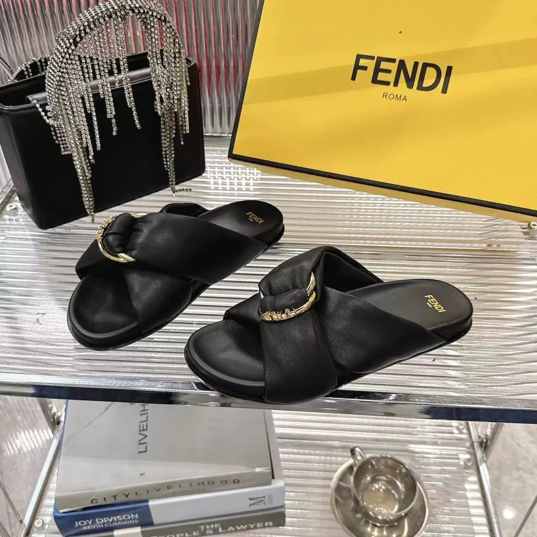 💰210元!Fendi 25ss 芬迪系列平底拖鞋 每年必备FF拖今年还加了新的系列,美到无法言喻 绝好的穿着舒适感可是经典必备,各种风格搭配都Hold的住! ▪面料:羊皮 ▪内里:羊皮 ▪跟高:平底/3cm ▪鞋底:原版真皮大底 ▪Size:35-39(40.41定做)
