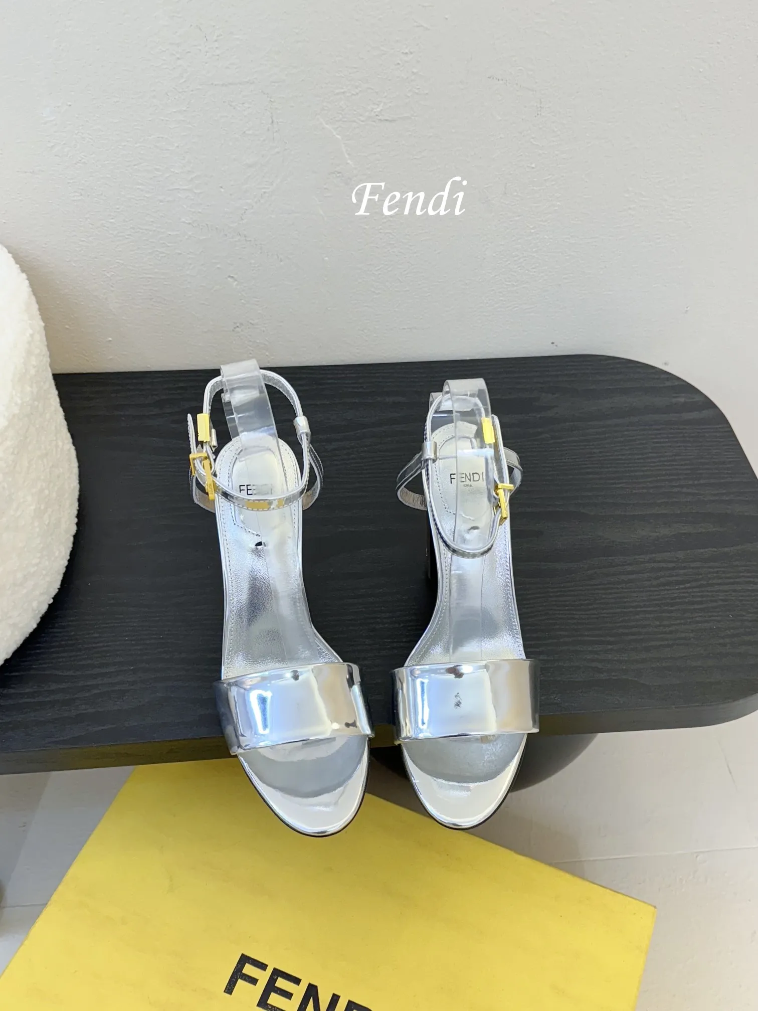 💰265 芬迪𝗙𝗘𝗡𝗗𝗜.❷4 冬季走秀主推系列,新品上线,芬迪家具桌脚设计灵感改创于今年秀场的主推系列鞋履。 各界知名网红、模特明星、名媛首选品牌,最喜欢的高定版本镂空立体 电镀高跟, 【电锈珠片与金属材料制作工艺。】 这个春夏不得不入手的一双高定鞋履, 珠片与金属料+镂空立体电镀高跟+经典大众圆头鞋形,集性感 当季新品,众所周知,Fendi鞋子永远设计为高级感满满的,高端大气上档次且百搭永不过时,时尚潮流追随的脚步却无法落下,每个小女子一生都必须拥有一双F家时装跟鞋。 💪💪💪💪💪💪💪💪💪💪💪 🔰面料:电锈珠片与金属材质。 🔰大底采用高真原色意大利牛皮底,10cm高跟。 🔰内里和垫脚为意制混种绵羊皮。👠 🔰size:35/39(34 40 41 42订做)。