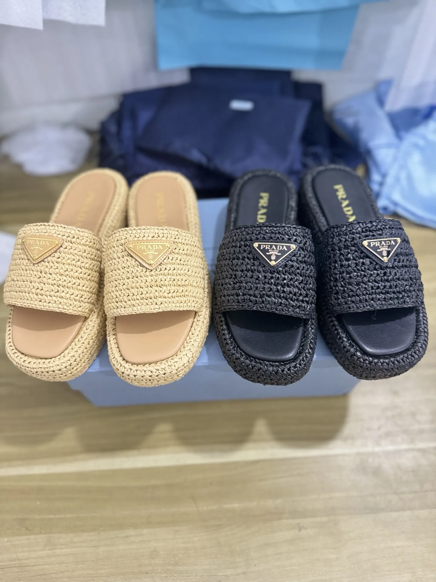 出厂价💰230🔥普拉达新款编织鞋草编凉拖鞋! 今年流行的草编系列,懒人必备拖鞋上脚是如此的好看了,这款纯手工编织的太爱了 编织拖鞋 进入炎热仲夏,更想袒露心迹,“若隐若现”的草编包、草编鞋🔥火上街头,满载夏日风采。穿上它,从心情上给自己“降降温”!夏日的到来,闷热的天气让人总是穿不住包覆整个脚的包鞋,但拖鞋、凉鞋又非常挑场合,因此这时候正适合来一双草编拖鞋。复古带着时尚、又不失随性感,脚一踩就能出门,透气材质加上草编的凉感,脚感温度感觉仿佛降了一度,完全就是夏日的懒人时尚配件。 ✅鞋面:原版纯手工编织 ✅鞋垫:透气羊皮 ✅鞋底:树纹组合/防滑橡胶底 ✅码数:35-42